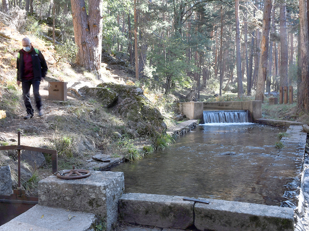Vista del canal de agua del Acueducto de Segovia, cerca del actual embalse de Revenga. / EFE
