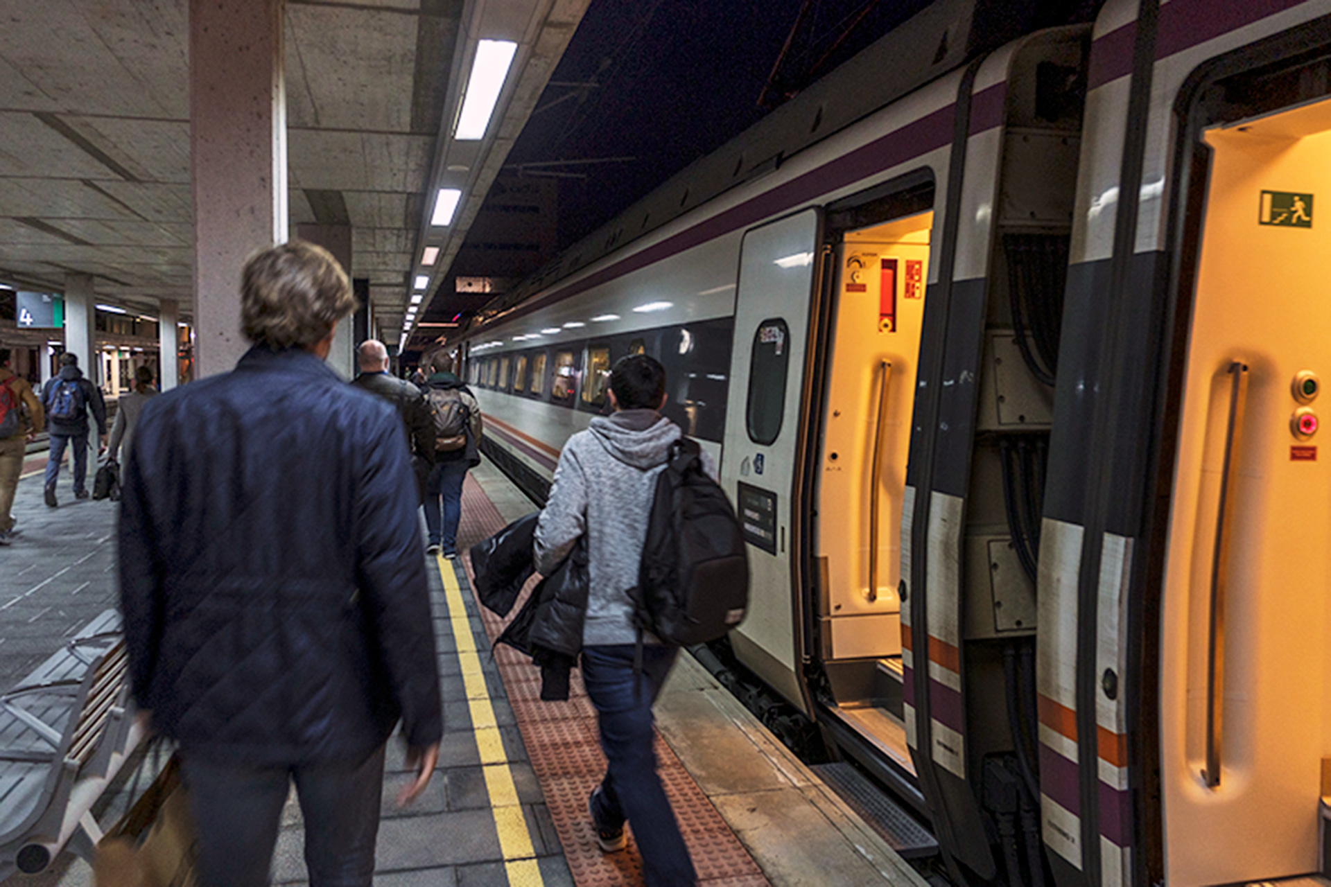 Viajeros de un tren Avant en la estación Segovia Guiomar. / Kamarero