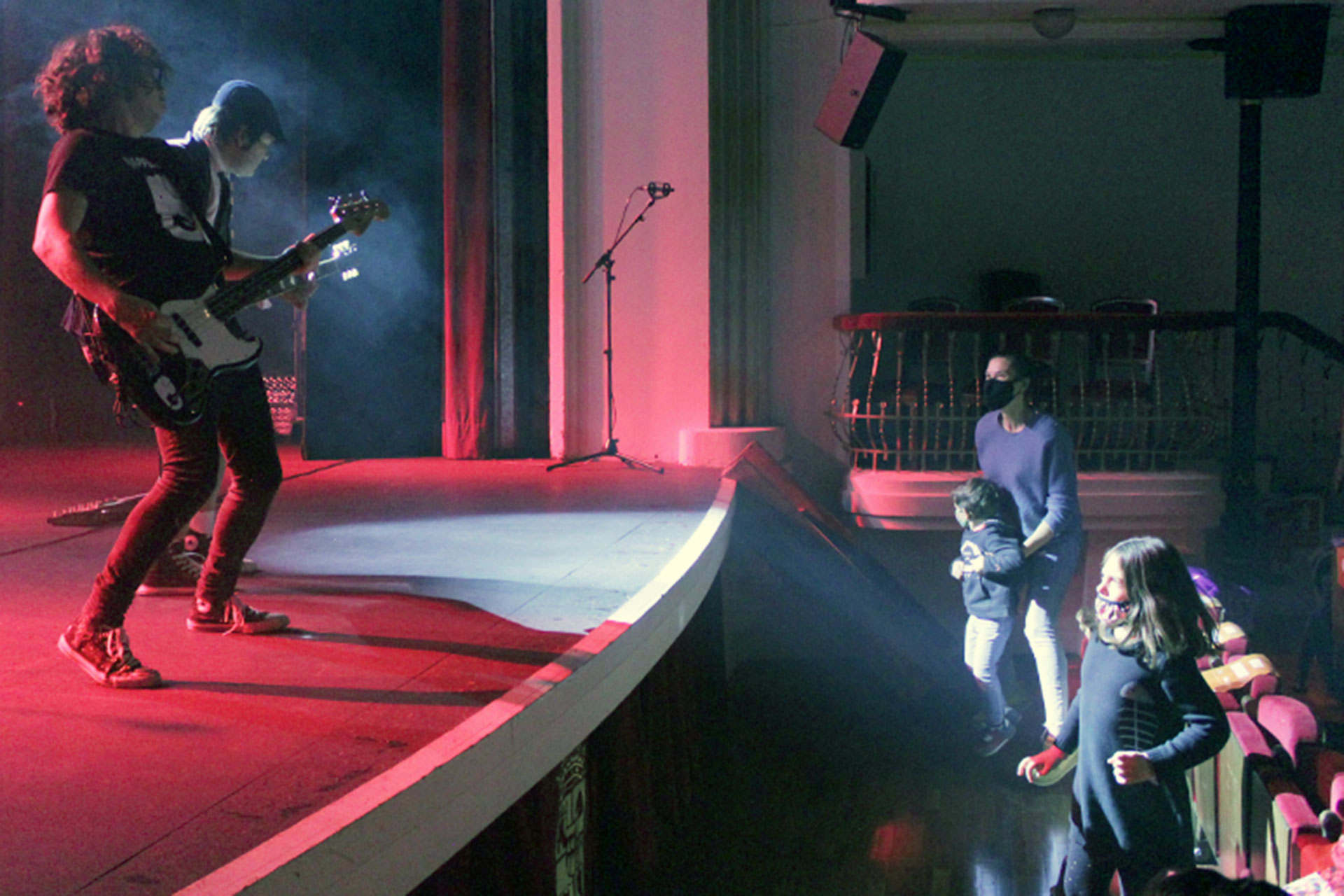 Un momento del espectáculo que ofreció Happening en el Teatro Juan Bravo el día 26. / E. A.