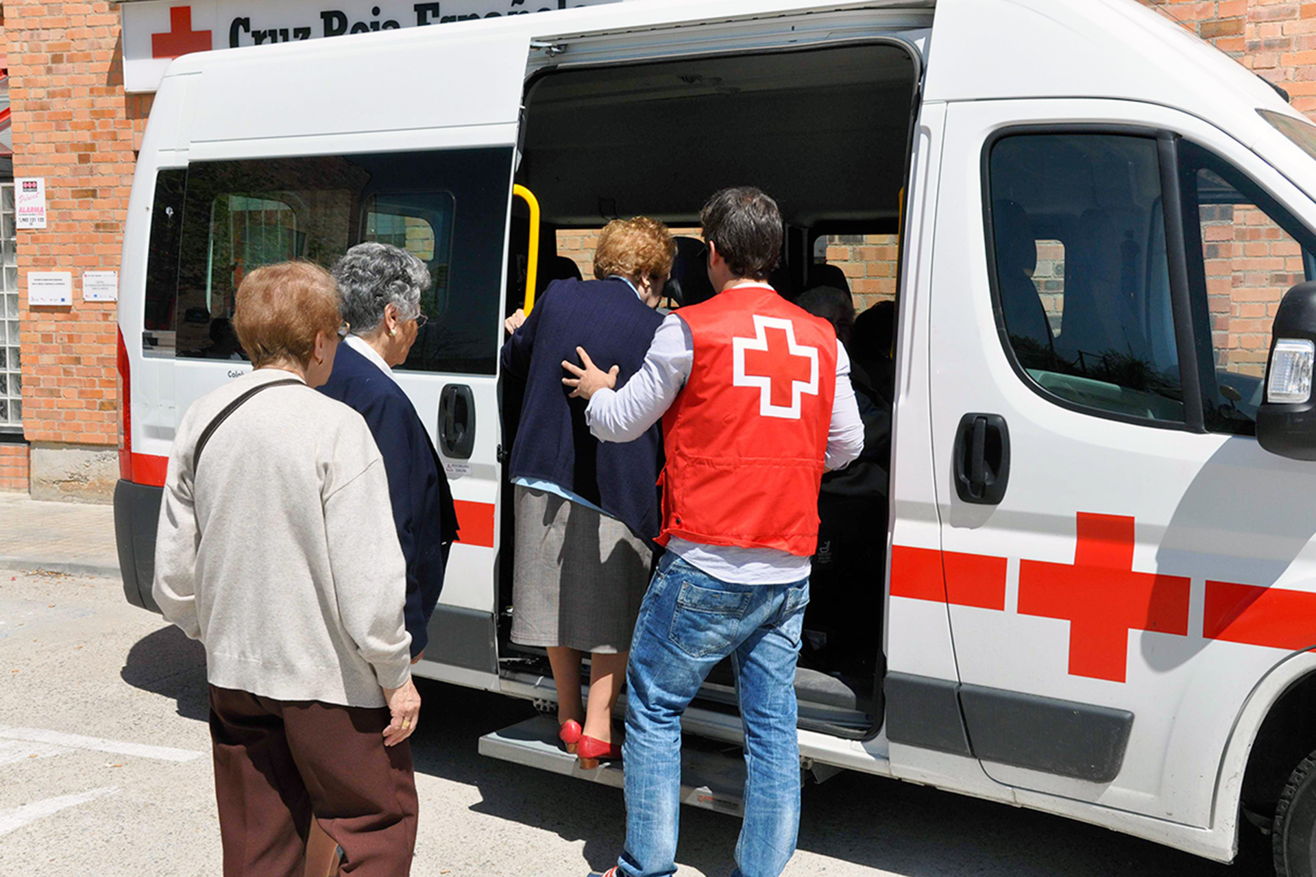 Cruz Roja atiende a más de 3.500 personas mayores en la provincia durante el año pasado 1 Un voluntario de Cruz Roja, atendiendo a varias personas mayores. / EL ADELANTADO