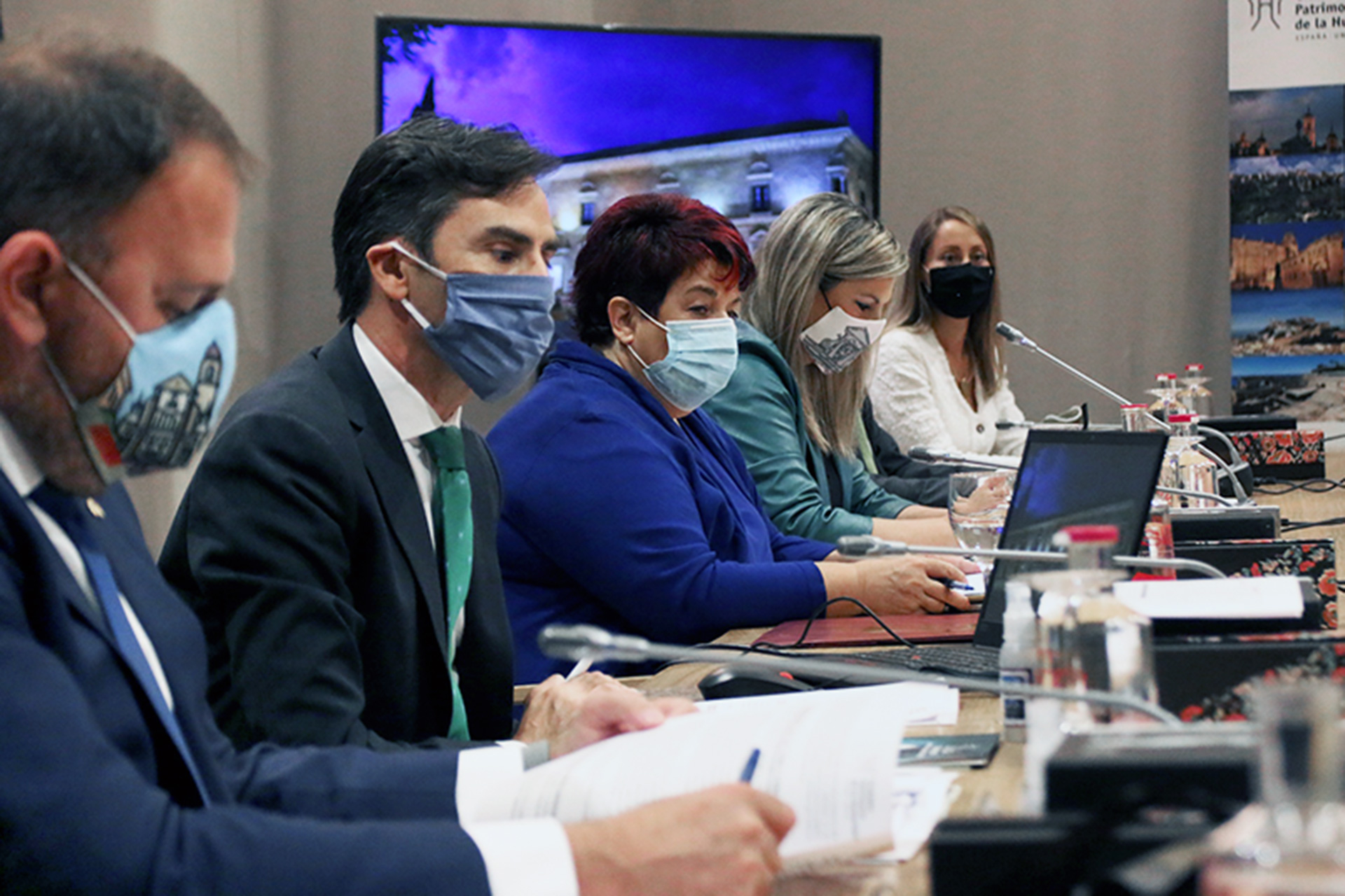 La alcaldesa Clara Luquero, en el centro, junto al alcalde de Ibiza. / E. A.