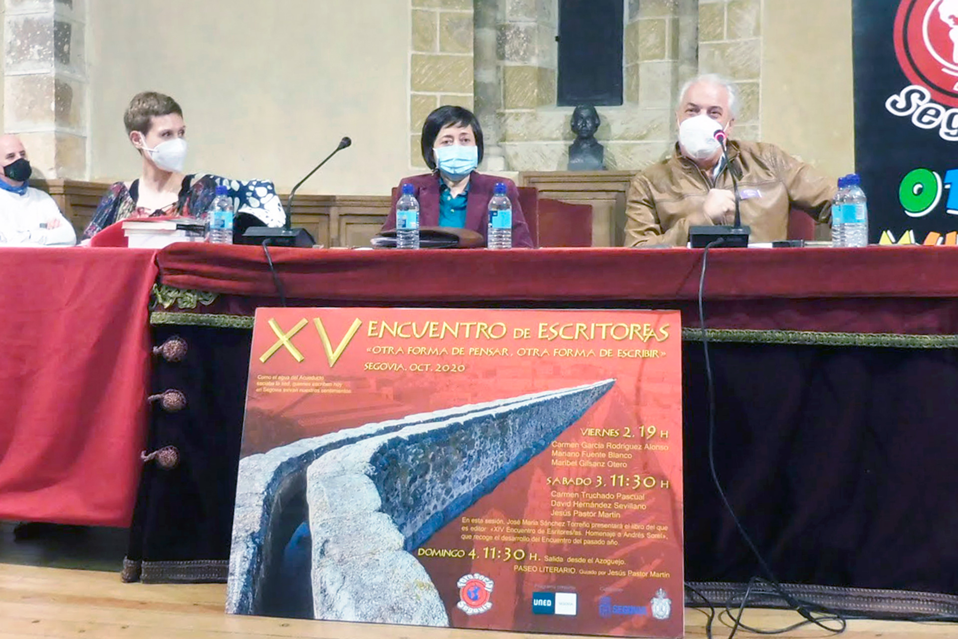 Los tres escritores segovianos, durante su intervención en San Quirce. /E.A.