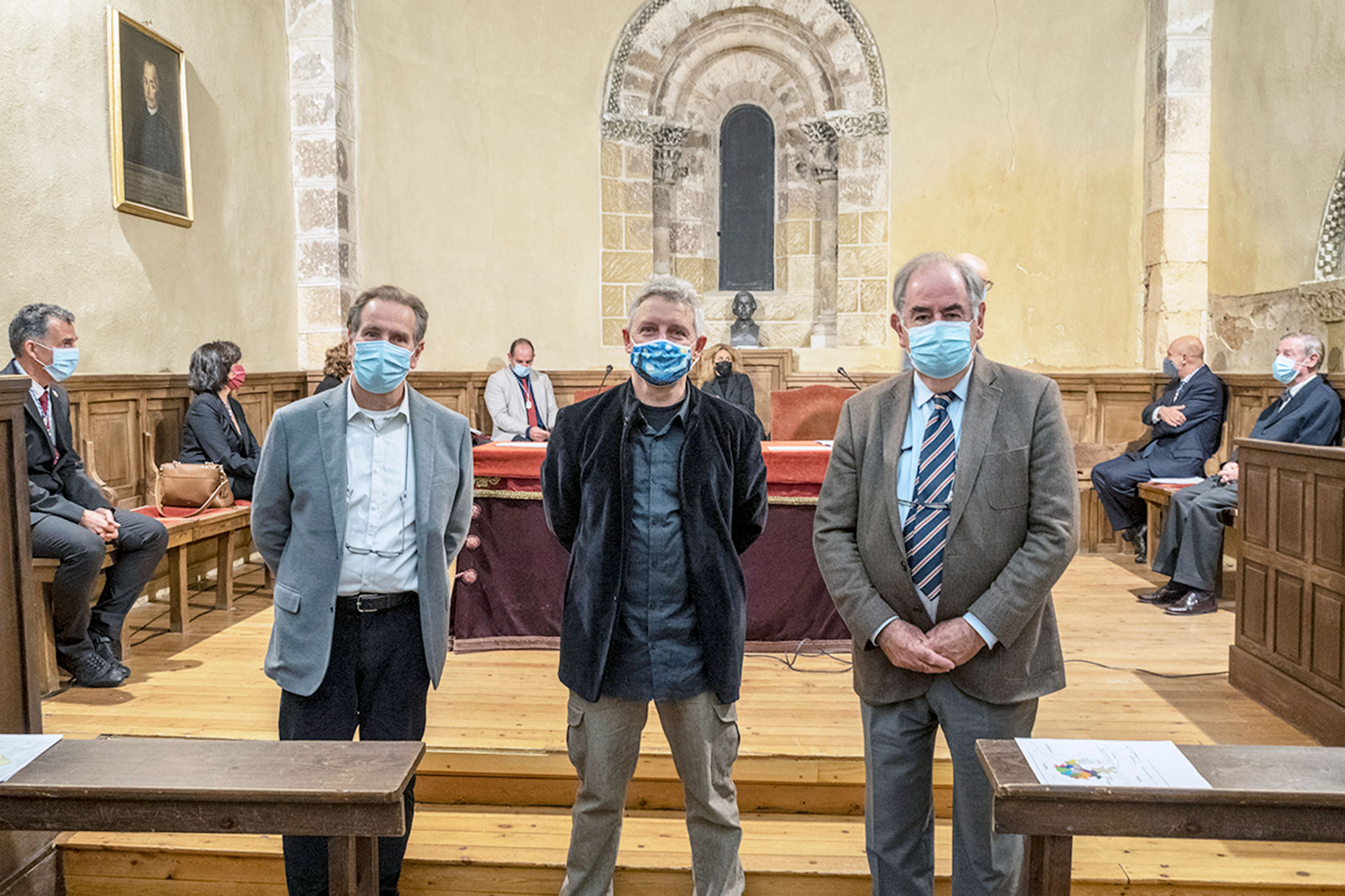 Joaquín Lois, Luis Moro y Álvaro Gil Robles recibieron el diploma de académicos correspondientes en San Quirce. / KAMARERO