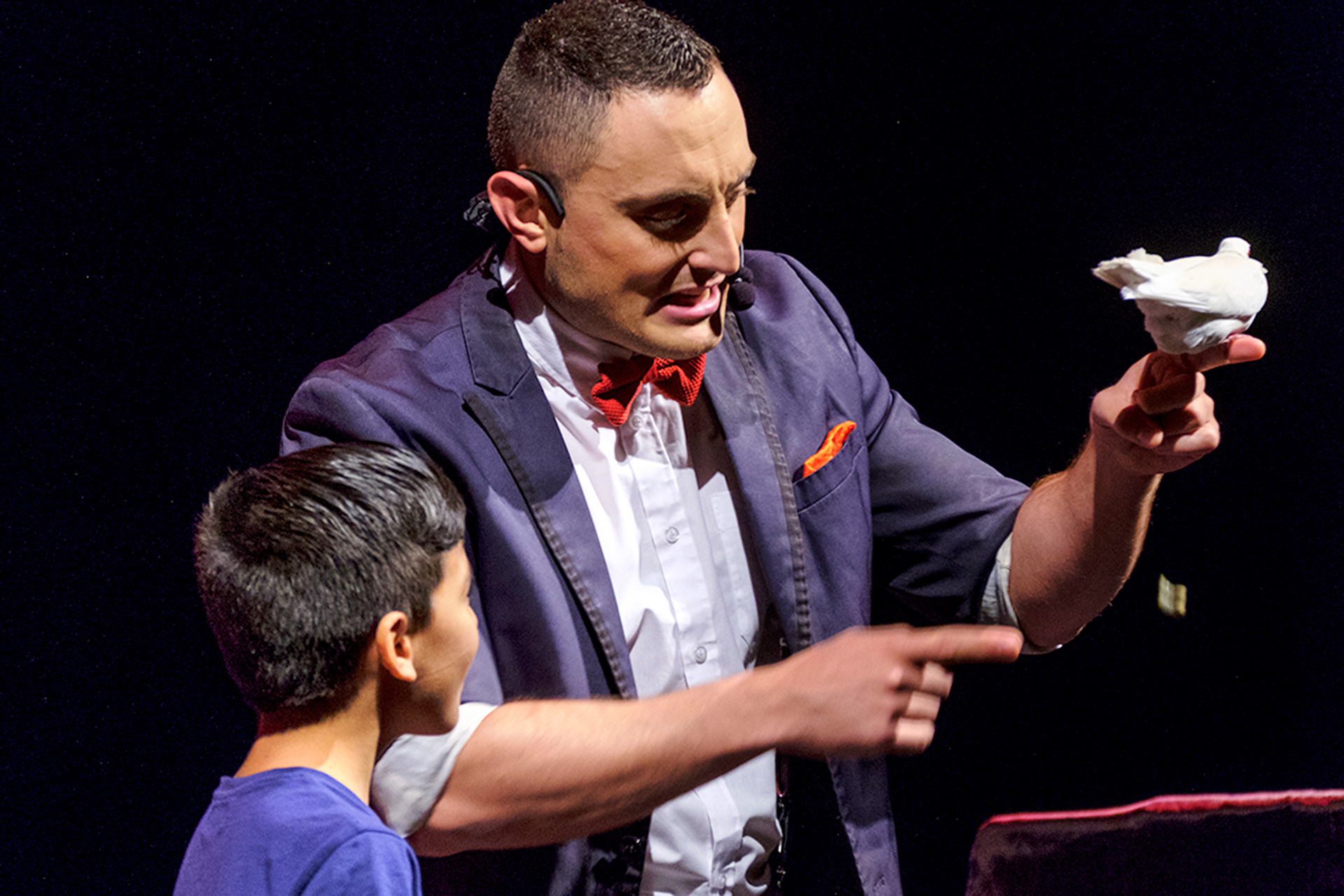 Héctor Sansegundo, sorprendiendo con uno de sus trucos. / KAMARERO