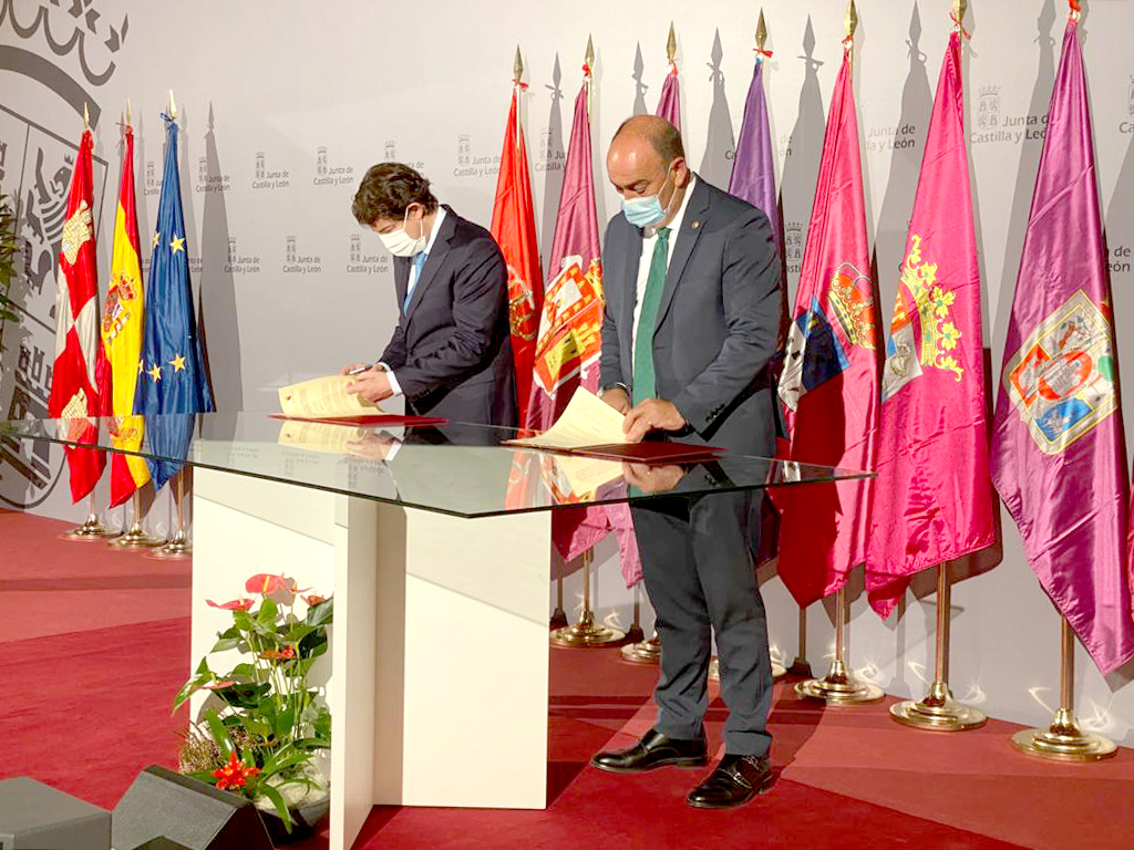 Miguel Ángel de Vicente (d.) firma el documento junto a Alfonso Fernández Mañueco./ JCYL