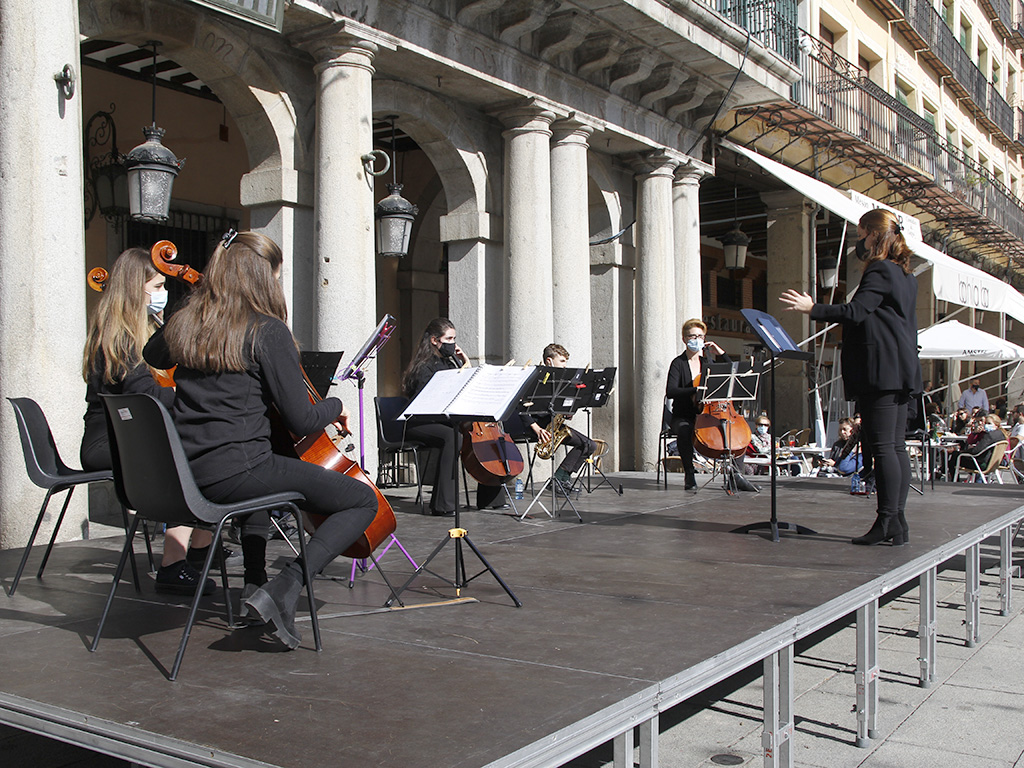 La Banda Tierra de Segovia durante la interpretación de una de las piezas, este mediodía en la Plaza Mayor. / Nerea Llorente