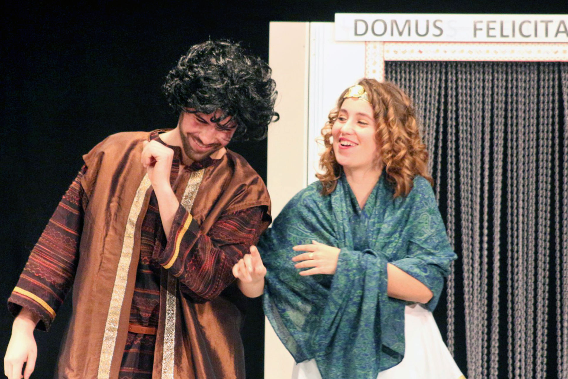 Un momento de ‘Los gemelos’, que se representará mañana en el Juan Bravo. / E.A