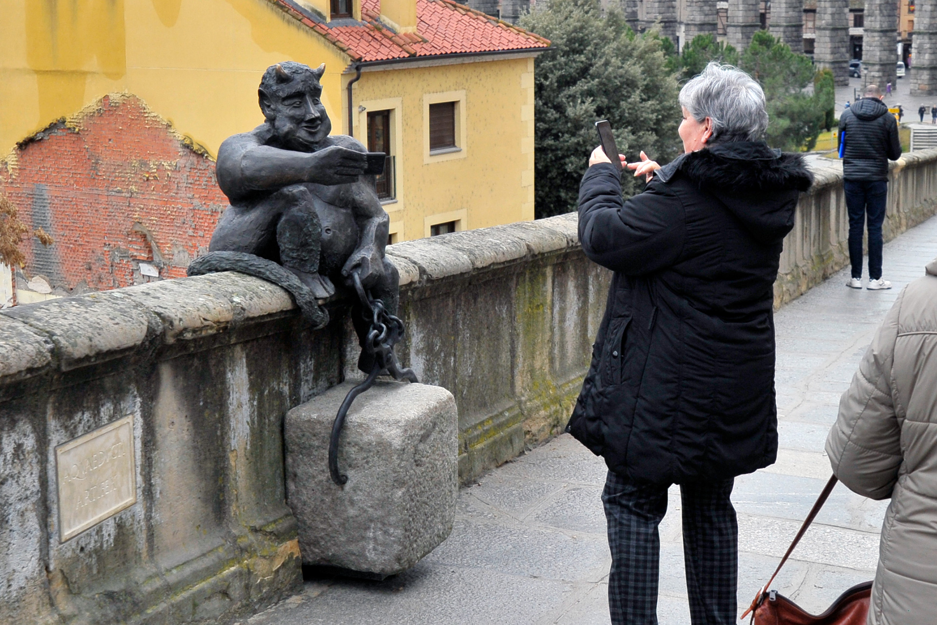 Una turista toma una fotografía del diablillo. / Kamarero