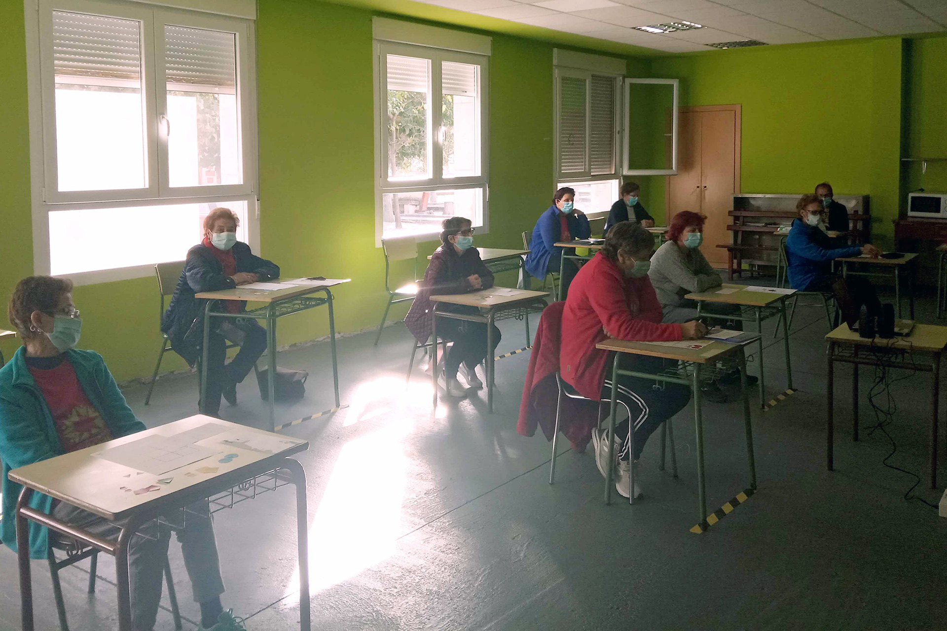 Las mujeres asisten al taller con todas las medidas de seguridad por la Covid. /E.A.