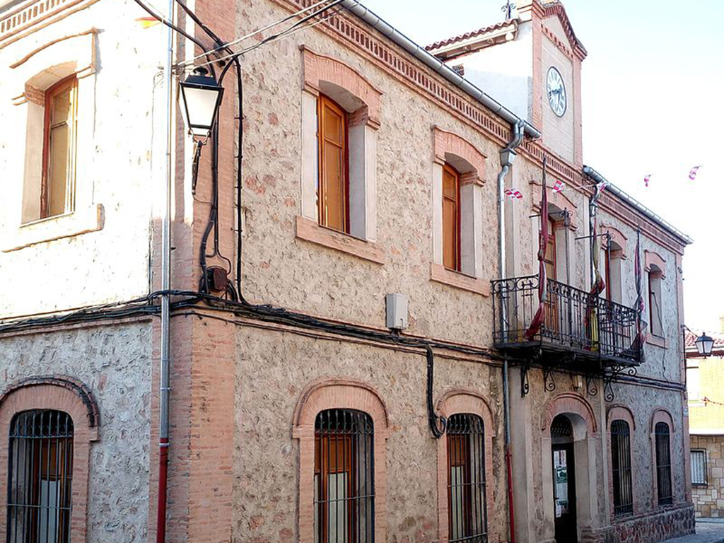 Fachada del Ayuntamiento de Zarzuela del Monte./ E.A.