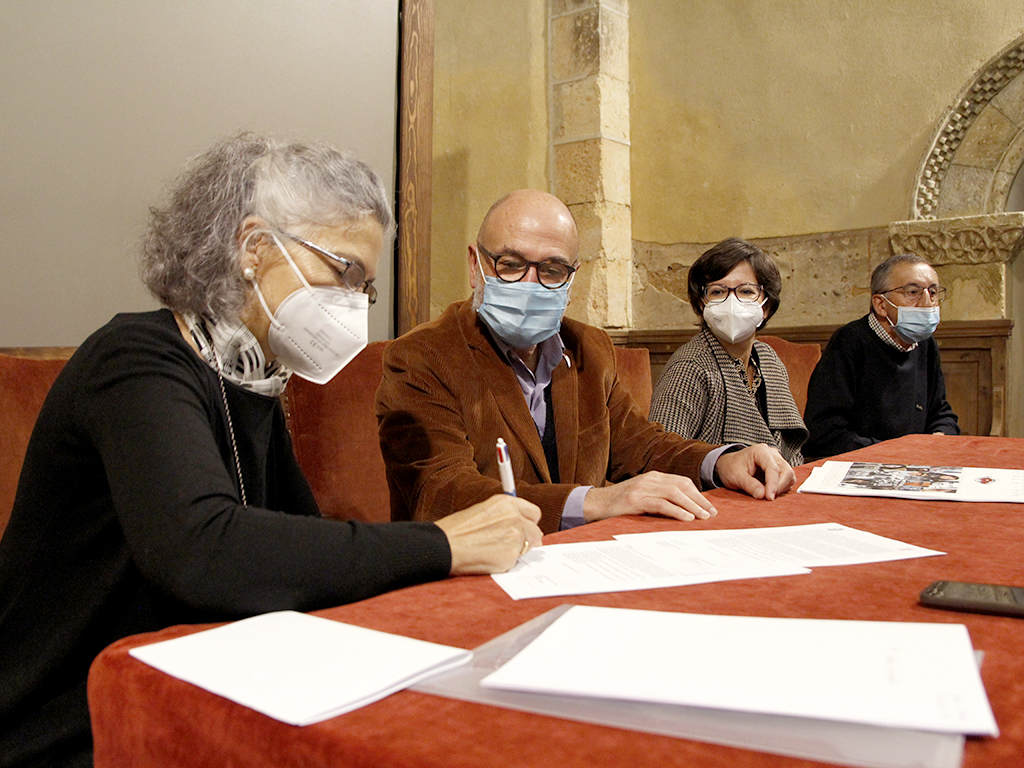 Pilar de Andrés firma el documento de cesión en presencia de García Hourcade, Gómez y Mora. / Nerea Llorente