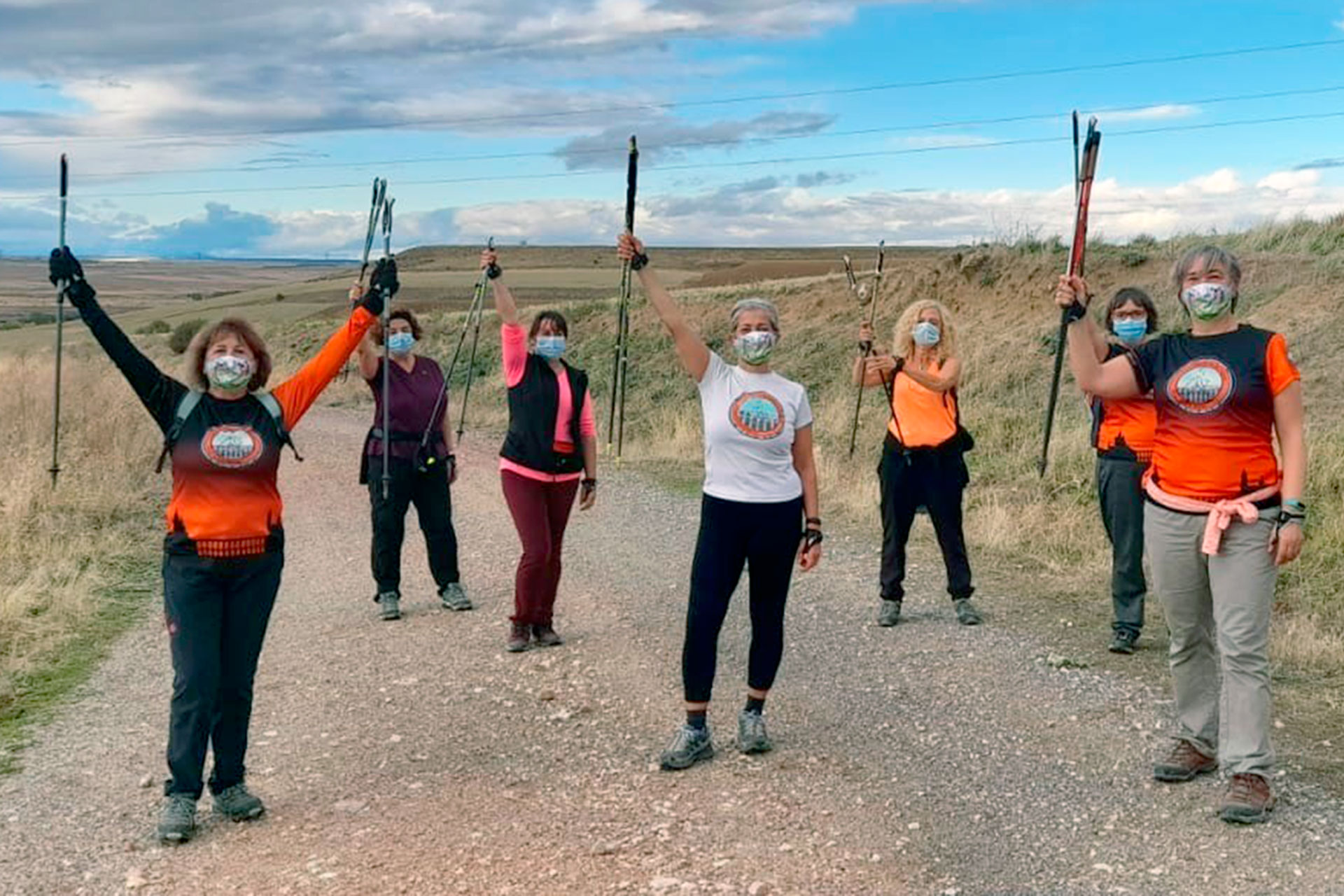Un nutrido conjunto participantes en la marcha solidaria de Caja Rural saluda en un punto del recorrido. / E.A