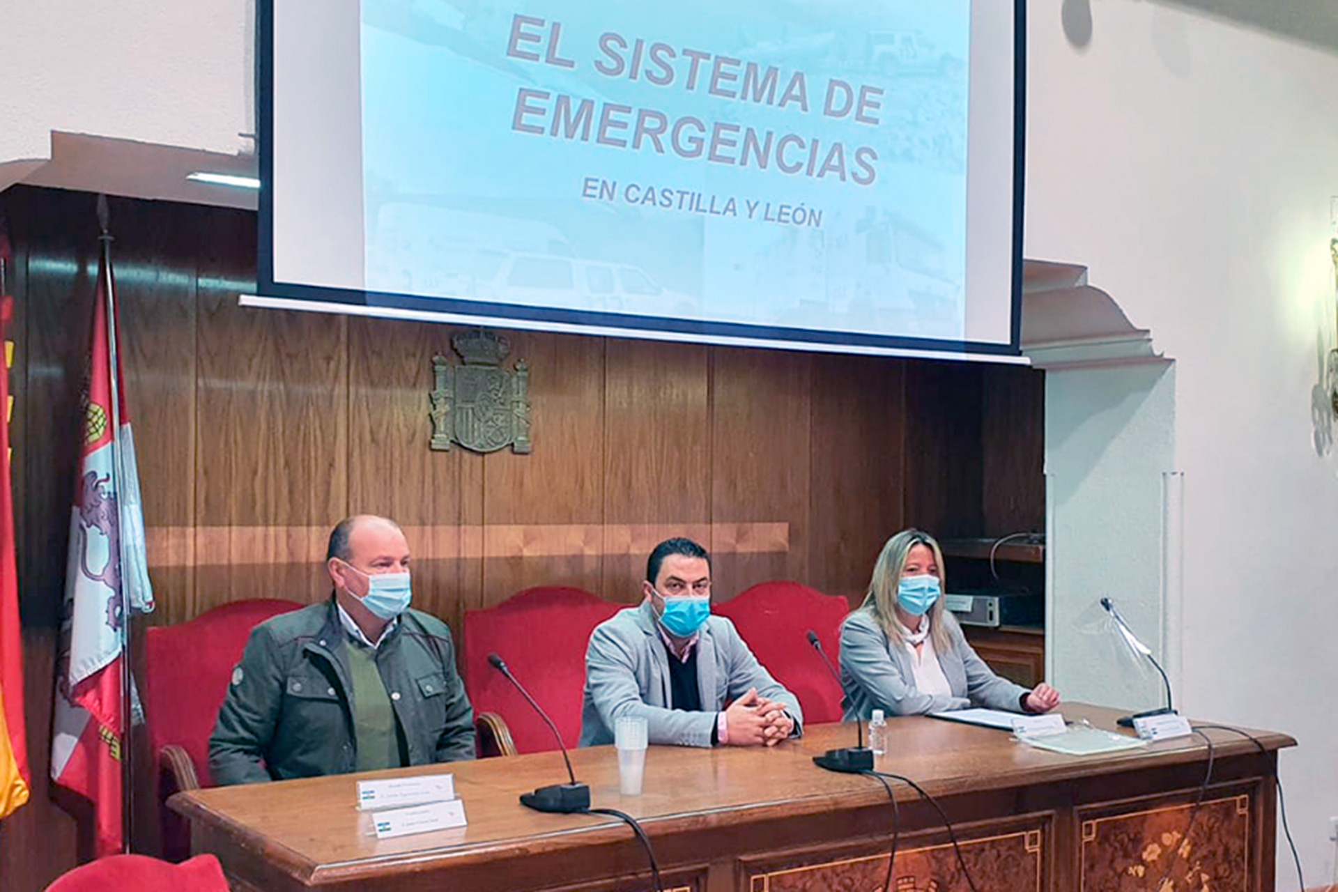 Ana Isabel Fuente de la Cal junto a Javier Figueredo y Javier Hernando en la inauguración del curso.  / E.A