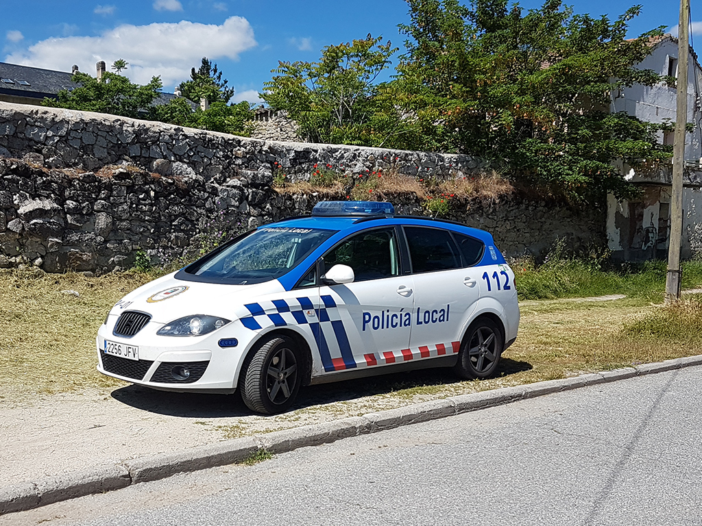 Uno de los vehículos de la Policía Local de El Espinar. / E.A.