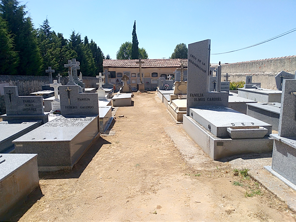El cementerio de Bernuy de Porreros también recibirá a menos personas esta próximo domingo. /PASCUAL GONZÁLEZ