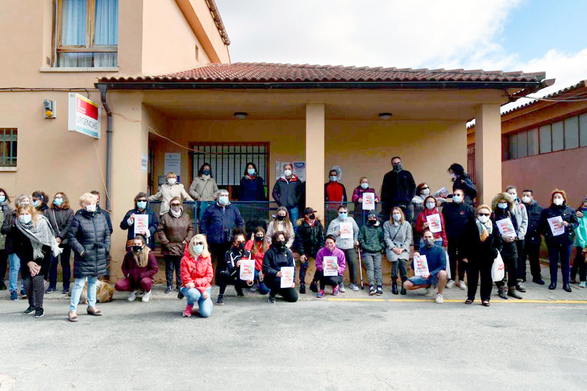Los vecinos de Ayllón protestaron a las puertas del consultorio médico. /E.A.