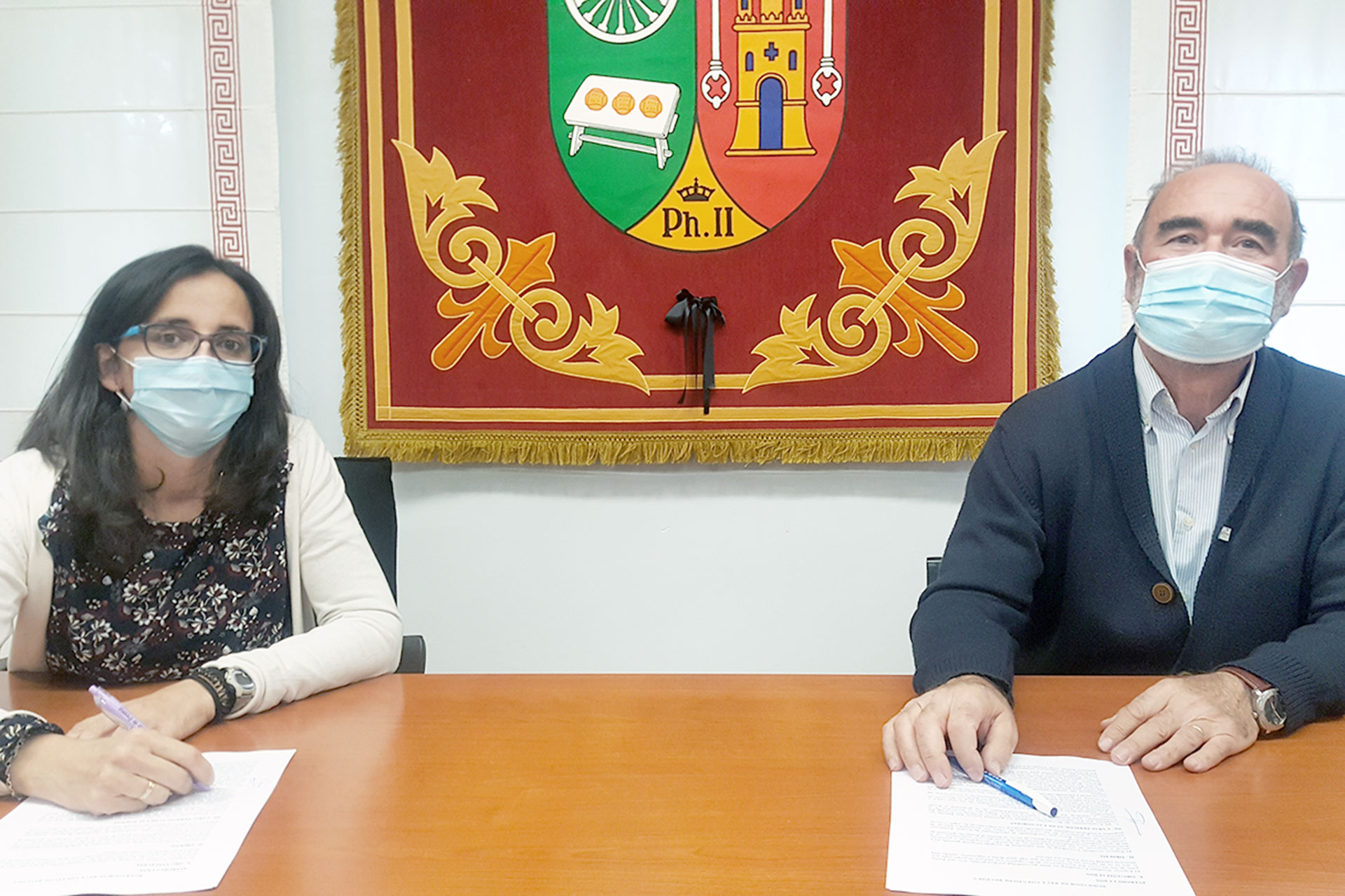 La alcaldesa y el presidente de Codinse firmaron ayer el convenio de colaboración./E.A.