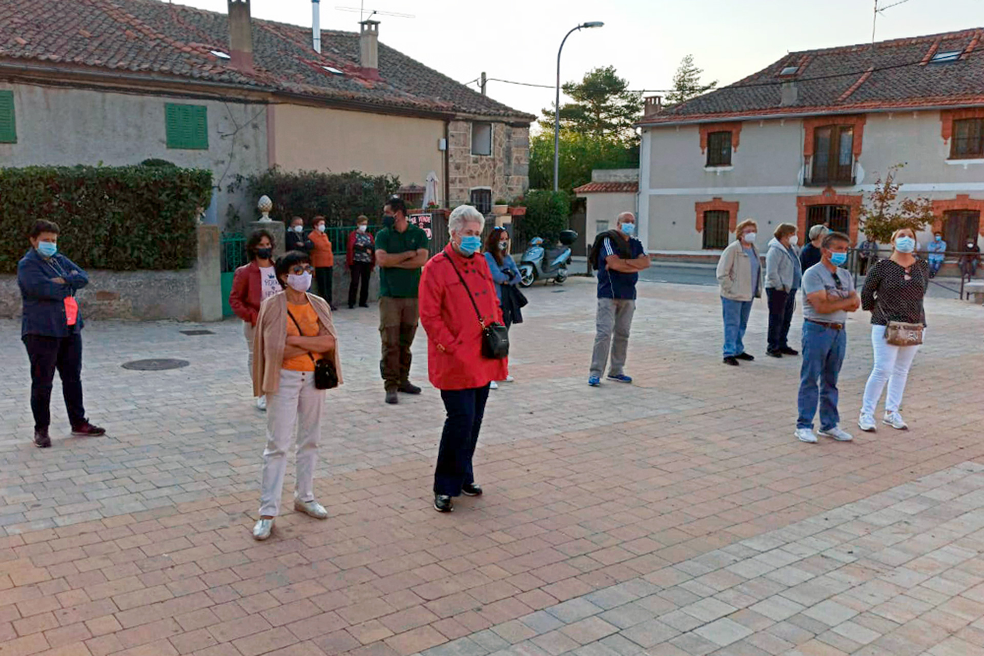 La última protesta del movimiento generado en el entorno de la Sierra se celebró en la plaza de Ortigosa del Monte. /E.A.