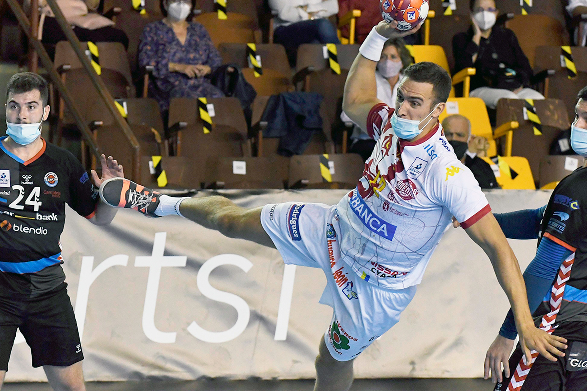 Un momento del encuentro de balonmano que disputaron el pasado fin de semana el Ademar de León frente al Sinfín cántabro. / EFE