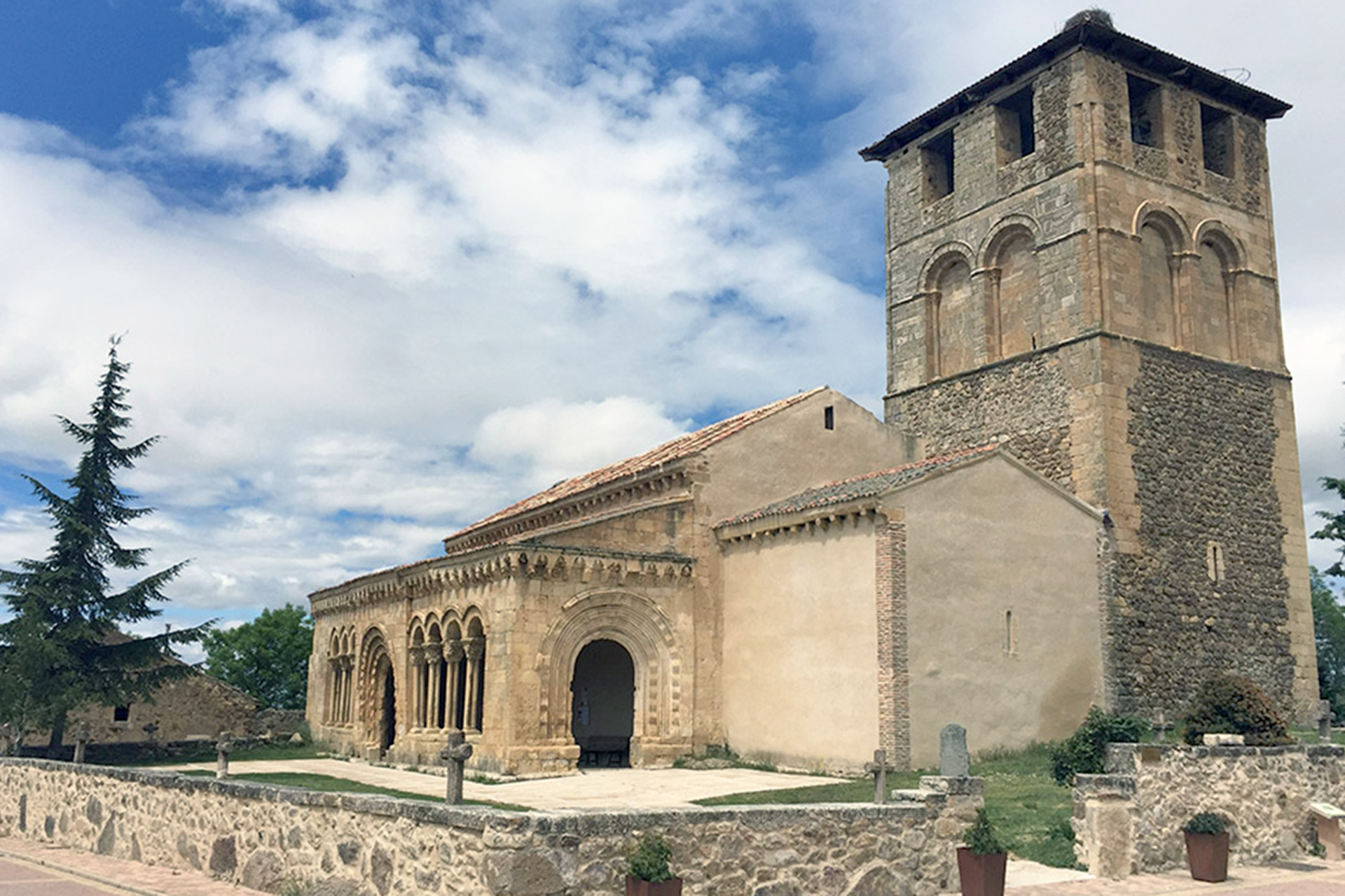 La ruta parte desde la iglesia románica de San Miguel de Sotosalbos. / E.A