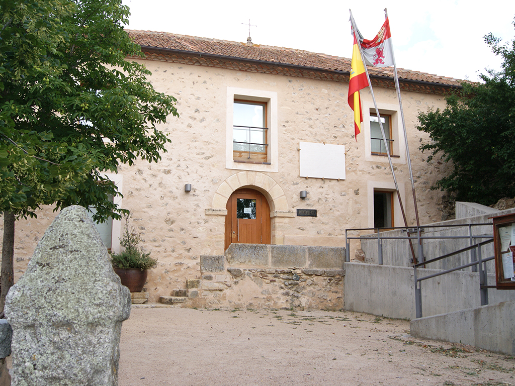 Fachada principal del edificio Consistorial, que en su día fue cuartel de la Guardia Civil./A.P.