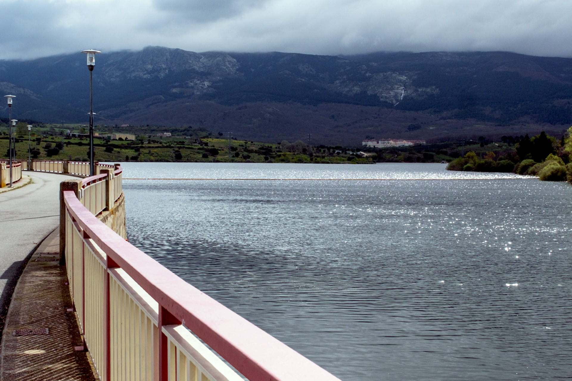 Imagen del pantano del Pontón durante el pasado verano./ KAMARERO