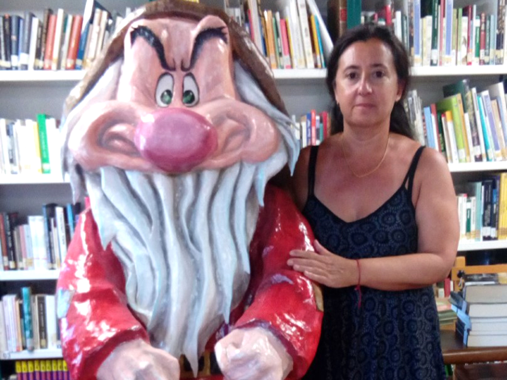 Nati Torrego, con la figura elaborada en cartón fallero./ E.A.