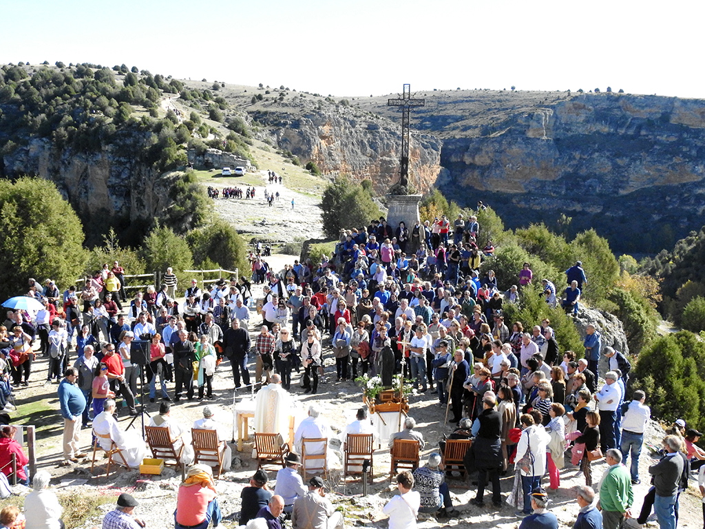 Miles de personas se acercan todos los años a la ermita de San Frutos. /E.A.