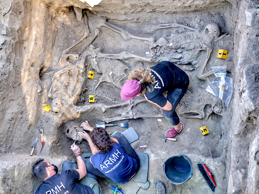 130.000 euros para localizar a las víctimas de la Guerra Civil 1 Exhumación de una fosa común en El Espinar llevada a cabo el pasado verano. / E.A