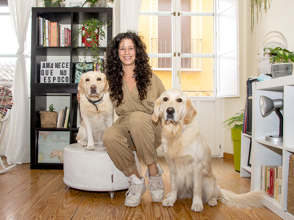 María Val junto a sus perras Yoko y Pepa. / Nerea Llorente