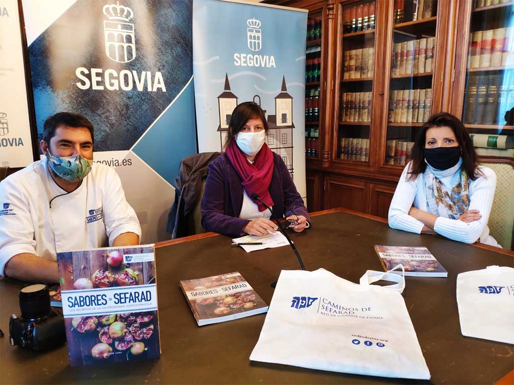 Diez restaurantes segovianos en busca de los 'Sabores de Sefarad' 1 Javier Zafra, con la concejala de Cultura, Gina Aguiar y la gerente de la Red de Juderías de España-Caminos de Sefarad, Marta Puig. / E. A