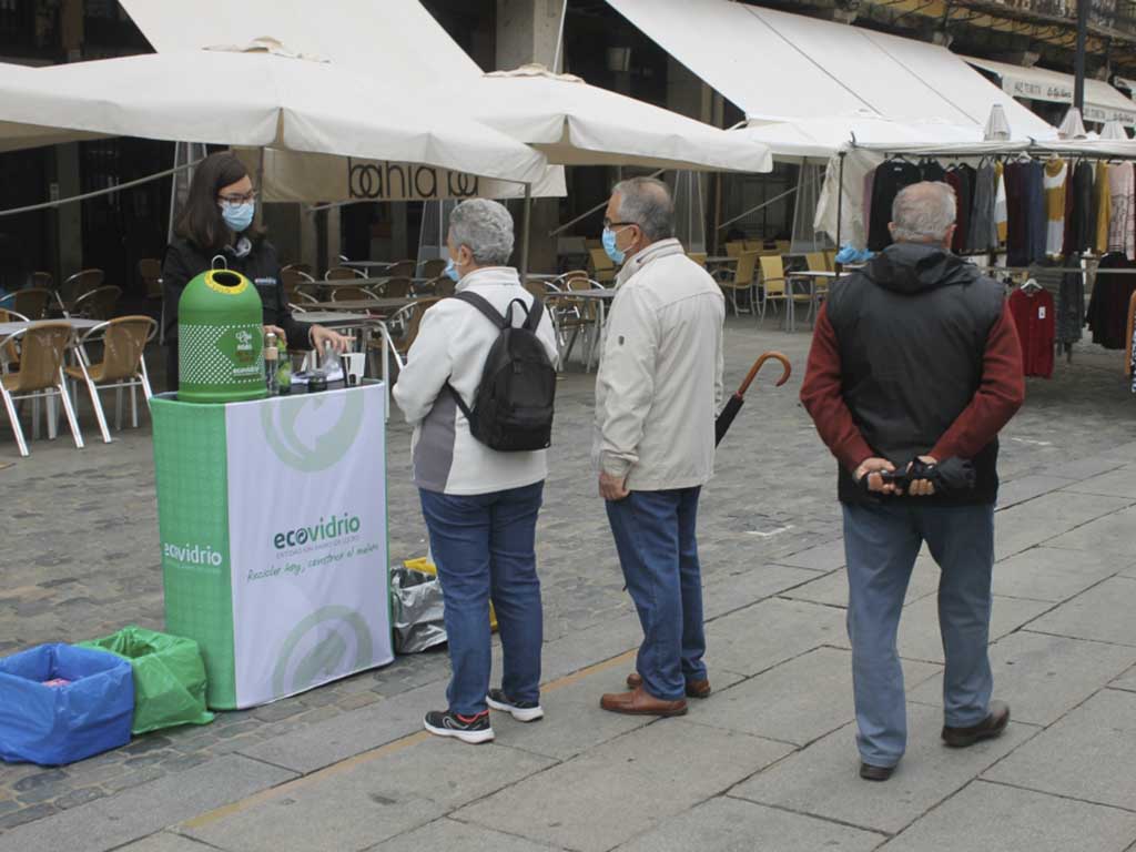 Puesto informativo de Ecovidrio en la Plaza Mayor. / E.A
