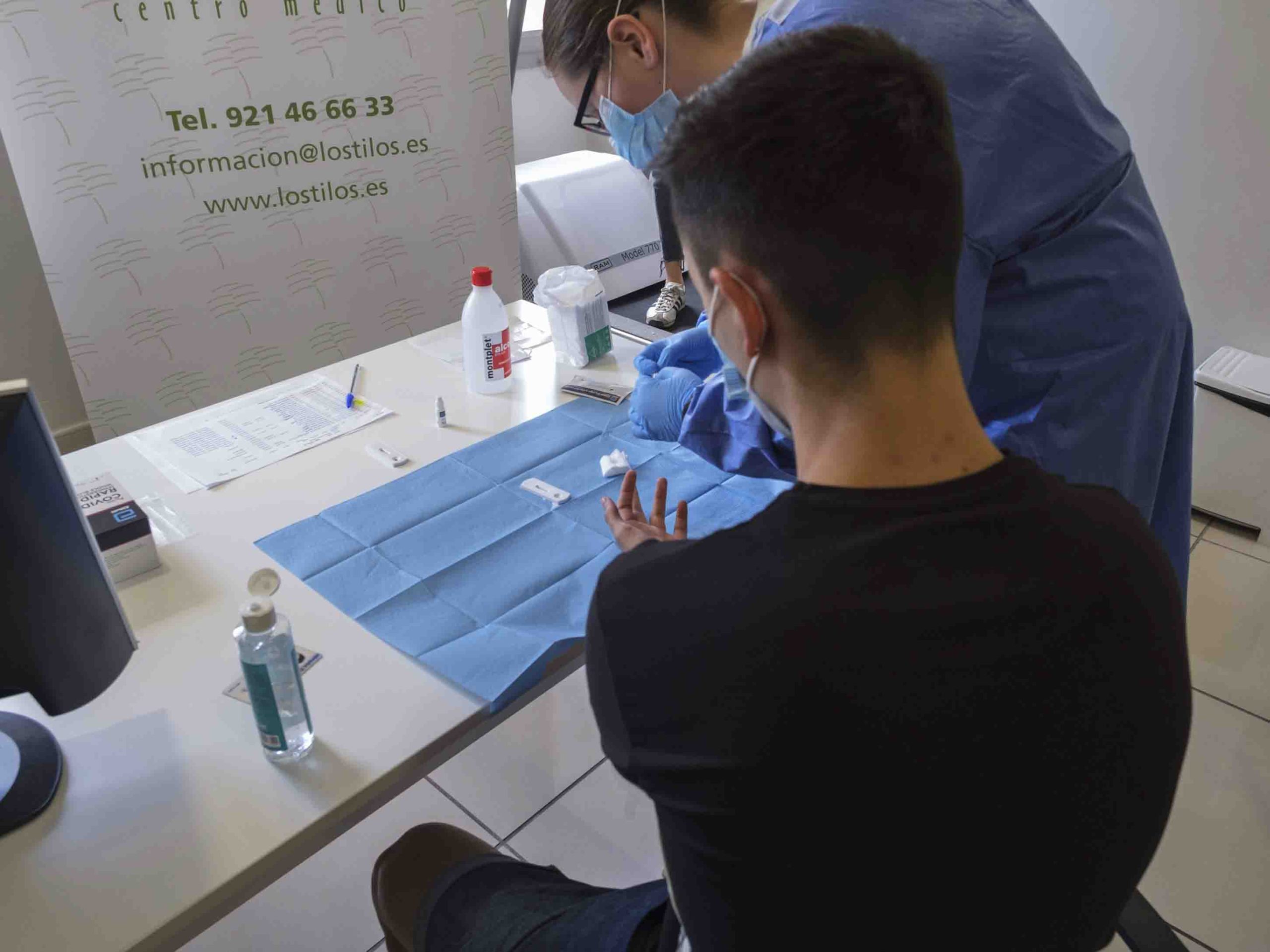 Una persona se somete a uno de los test de coronavirus. / KAMARERO