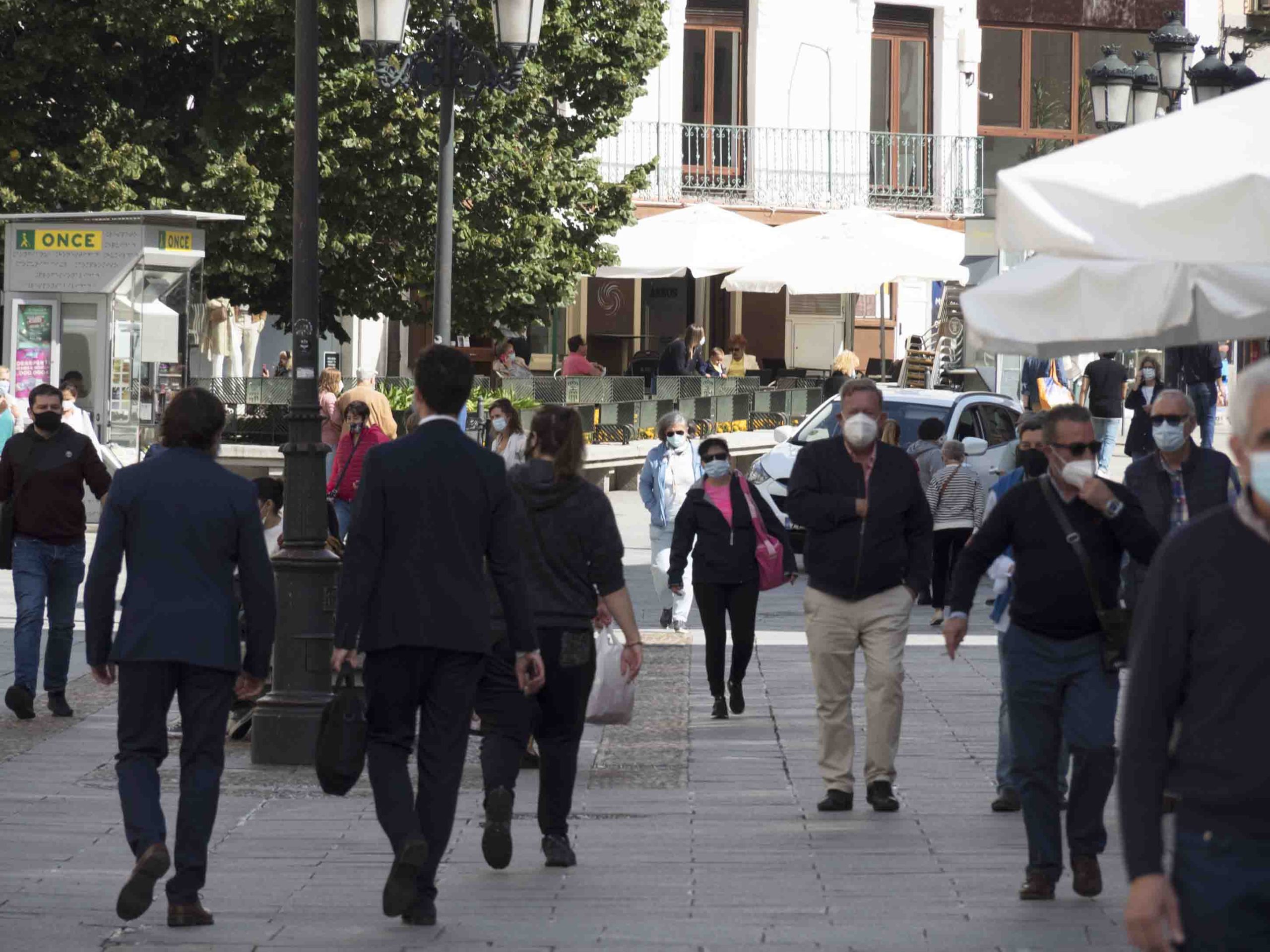 Gente paseando por la Avenida del Acueducto en Segovia. / KAMAREO