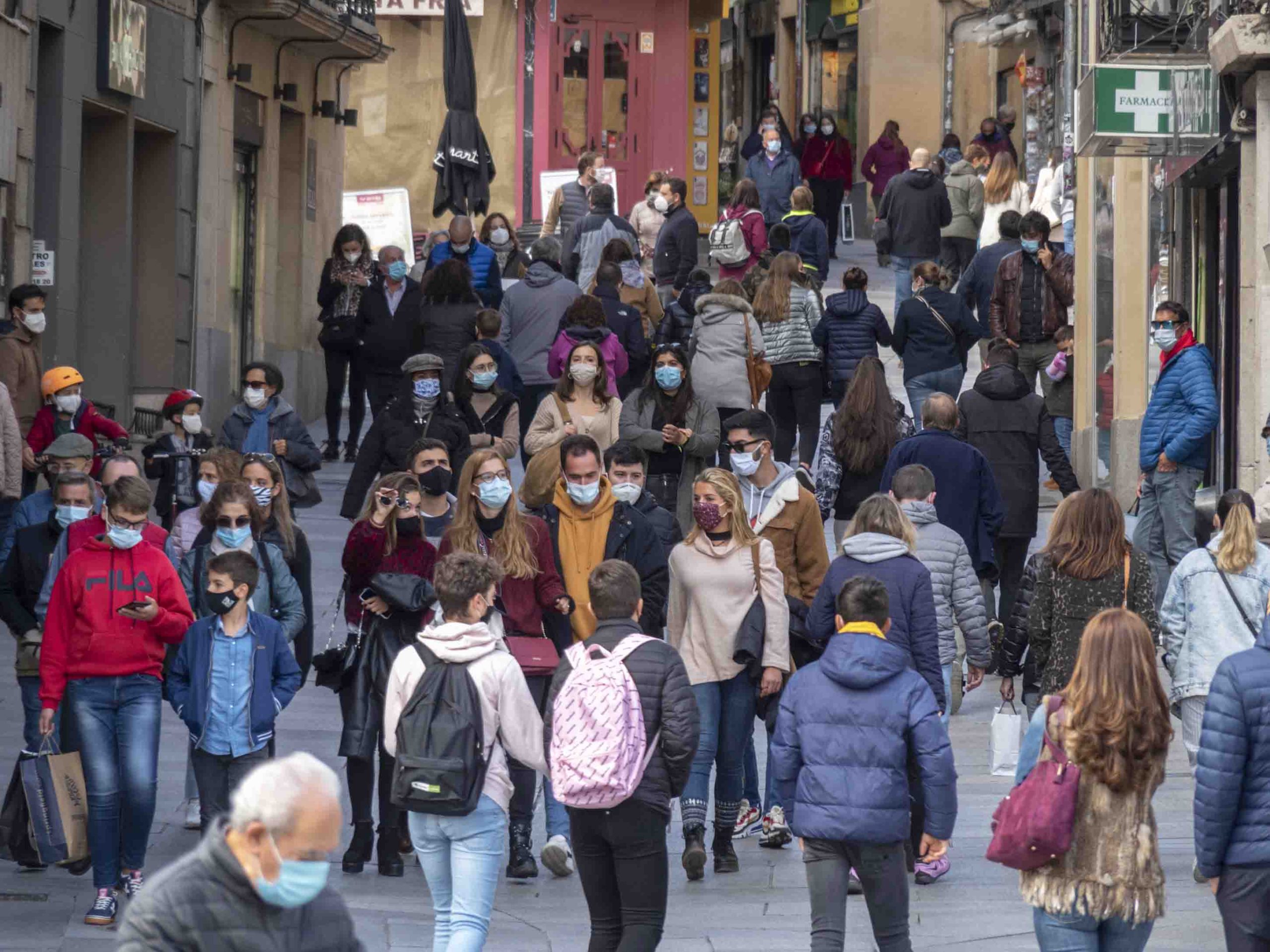Gente bajando por la Calle Juan Bravo de Segovia con mascarillas. / KAMARERO