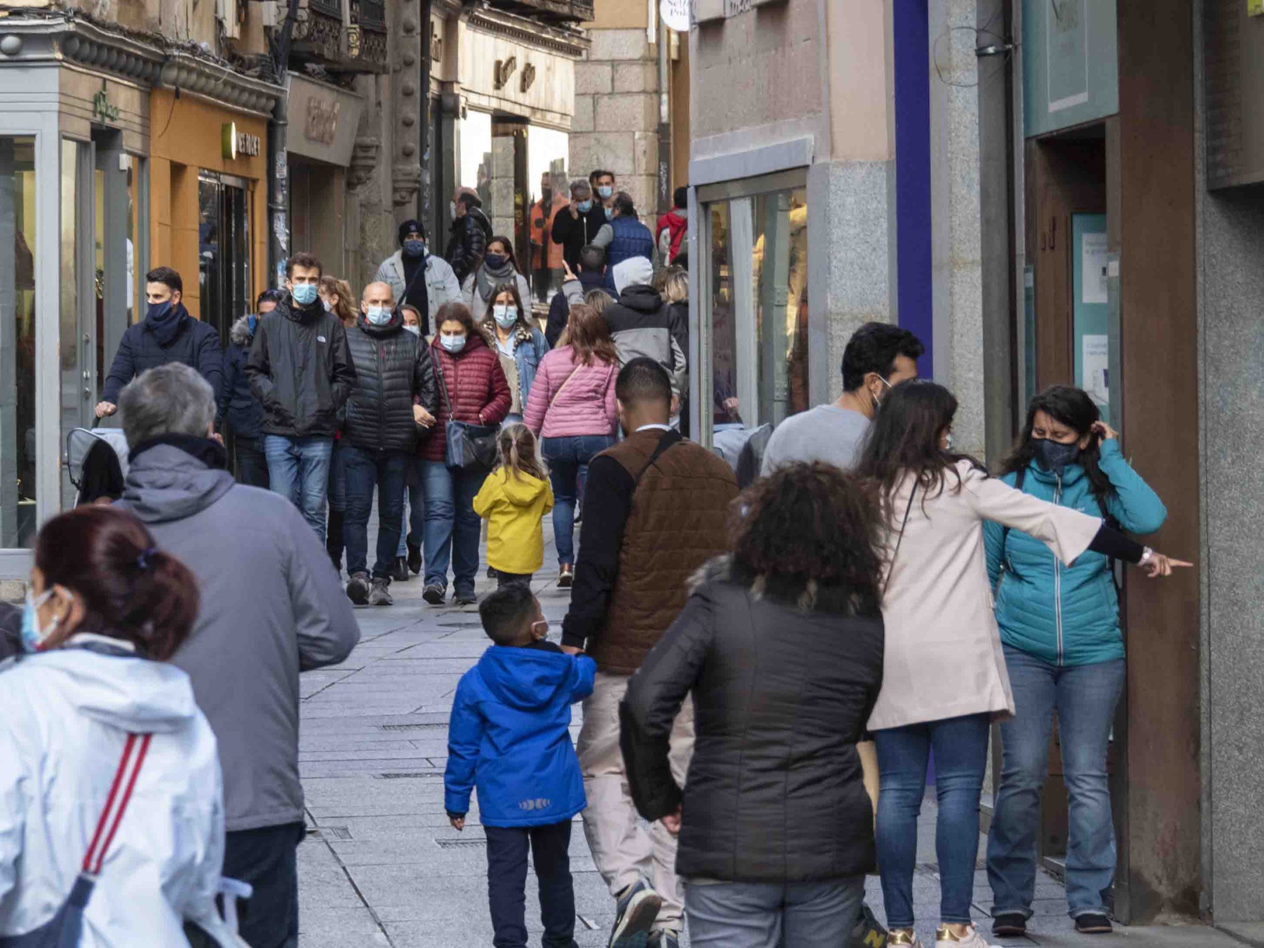 Segovia registra un descenso de positivos diarios con 36 1 Gente bajando por la Calle Juan Bravo de Segovia con mascarillas. / KAMARERO