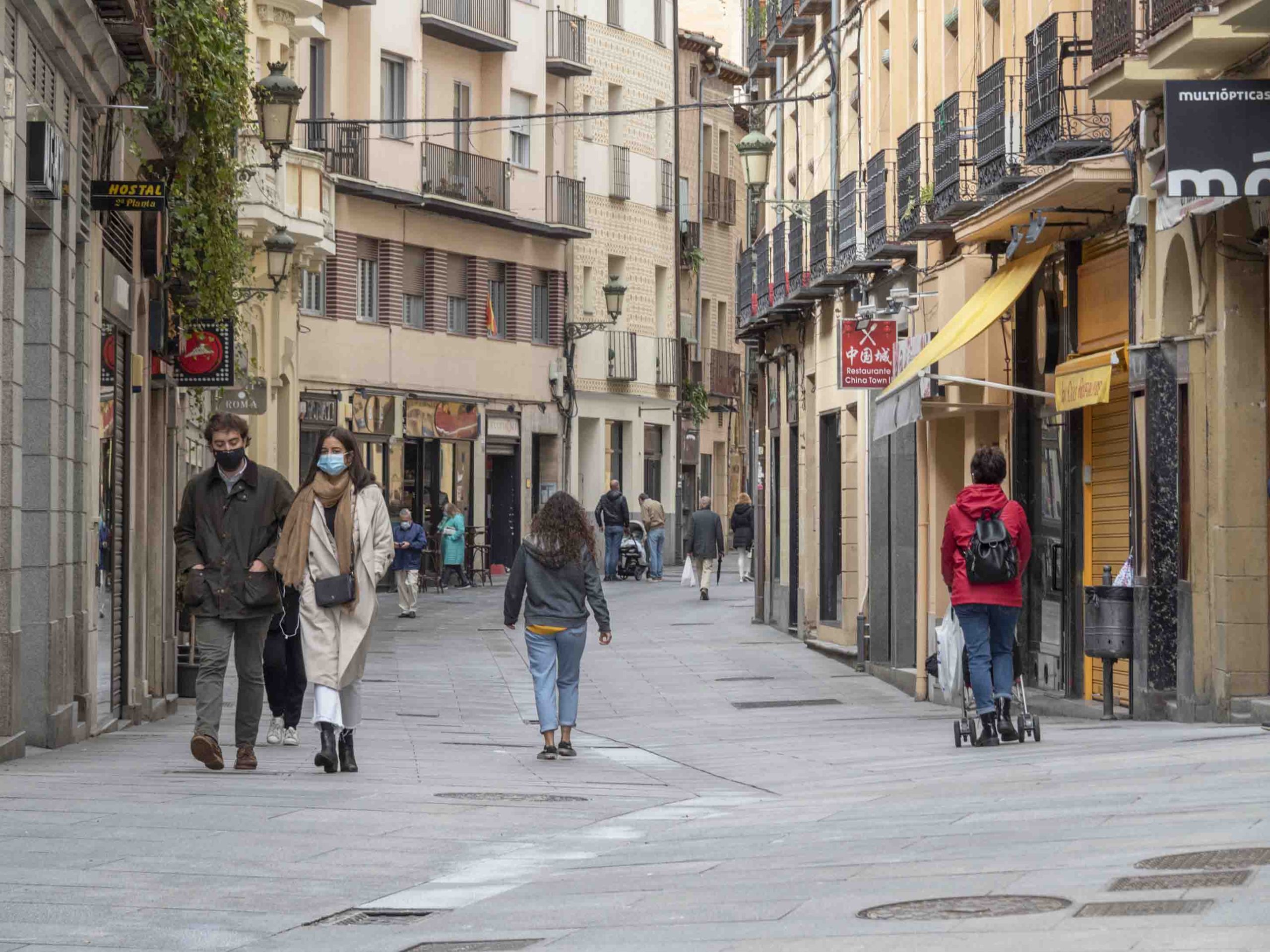 Gente paseando por la Calle Juan Bravo de Segovia. / KAMARERO
