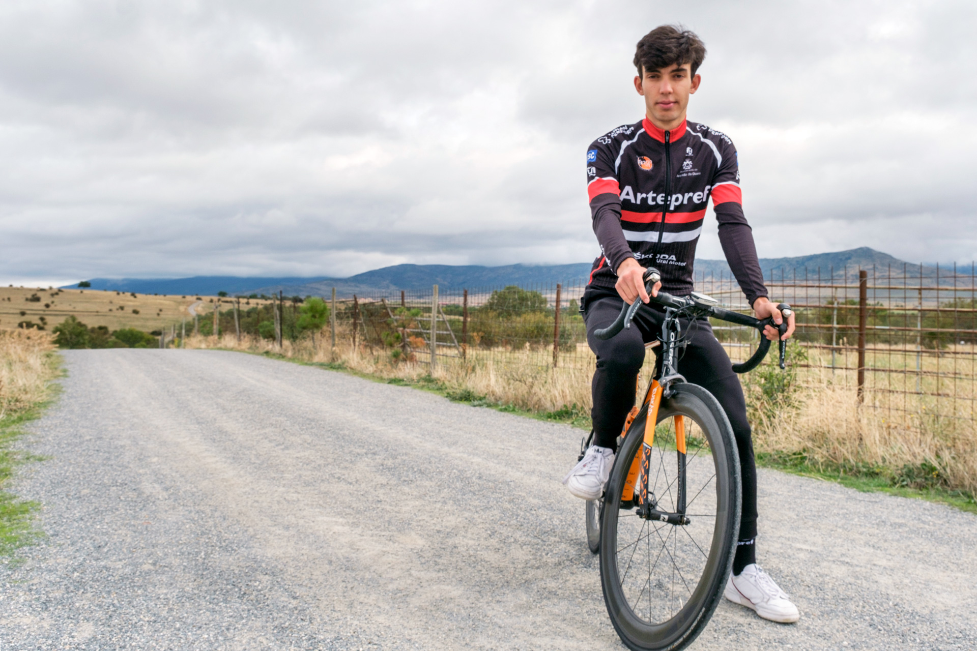 Iván Gómez posa en los caminos rurales de San Cristóbal de Segovia. / KAMARERO