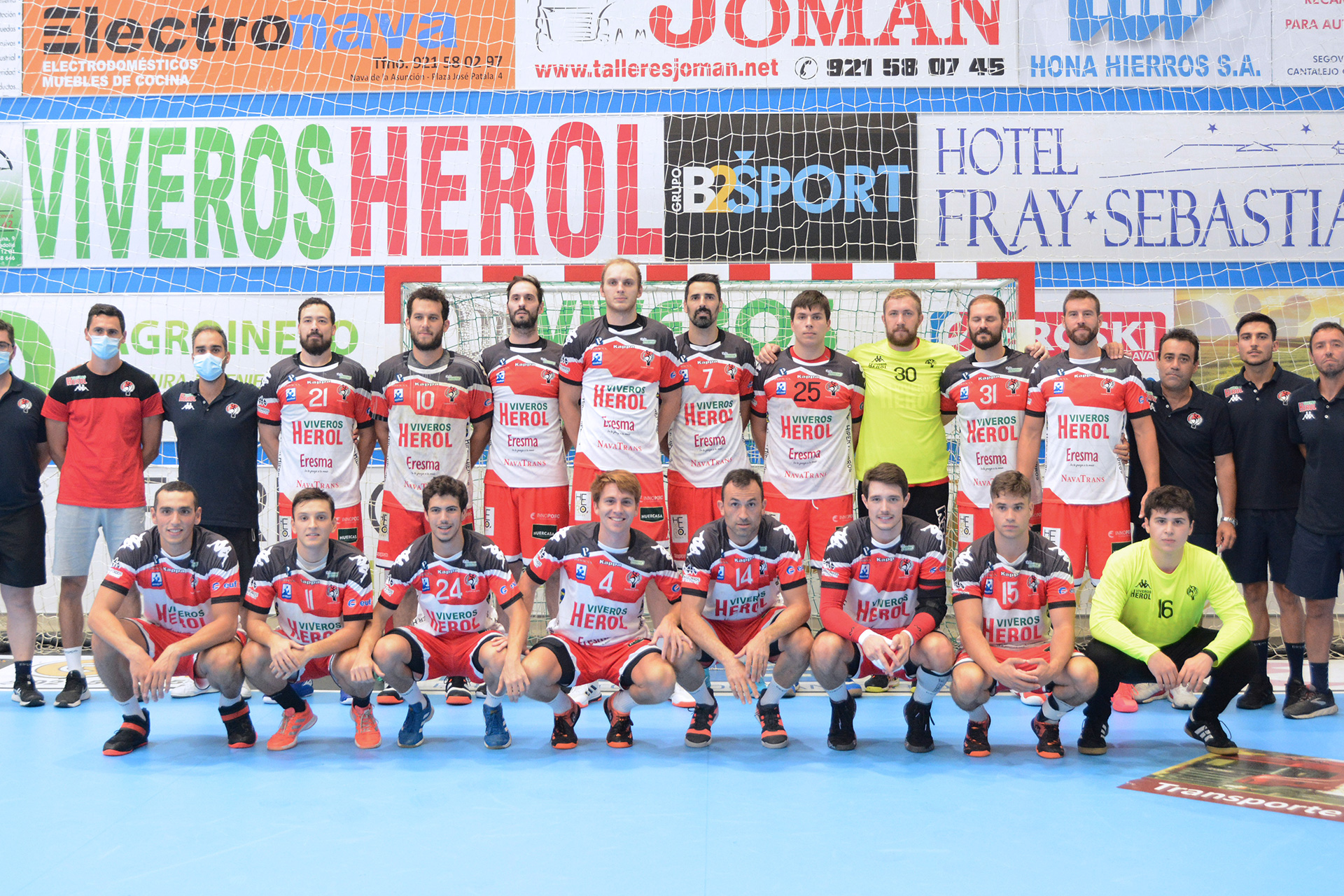 La plantilla del Nava posa el pasado mes de agosto antes del partido de pretemporada ante el Ademar León. / AMADOR MARUGÁN