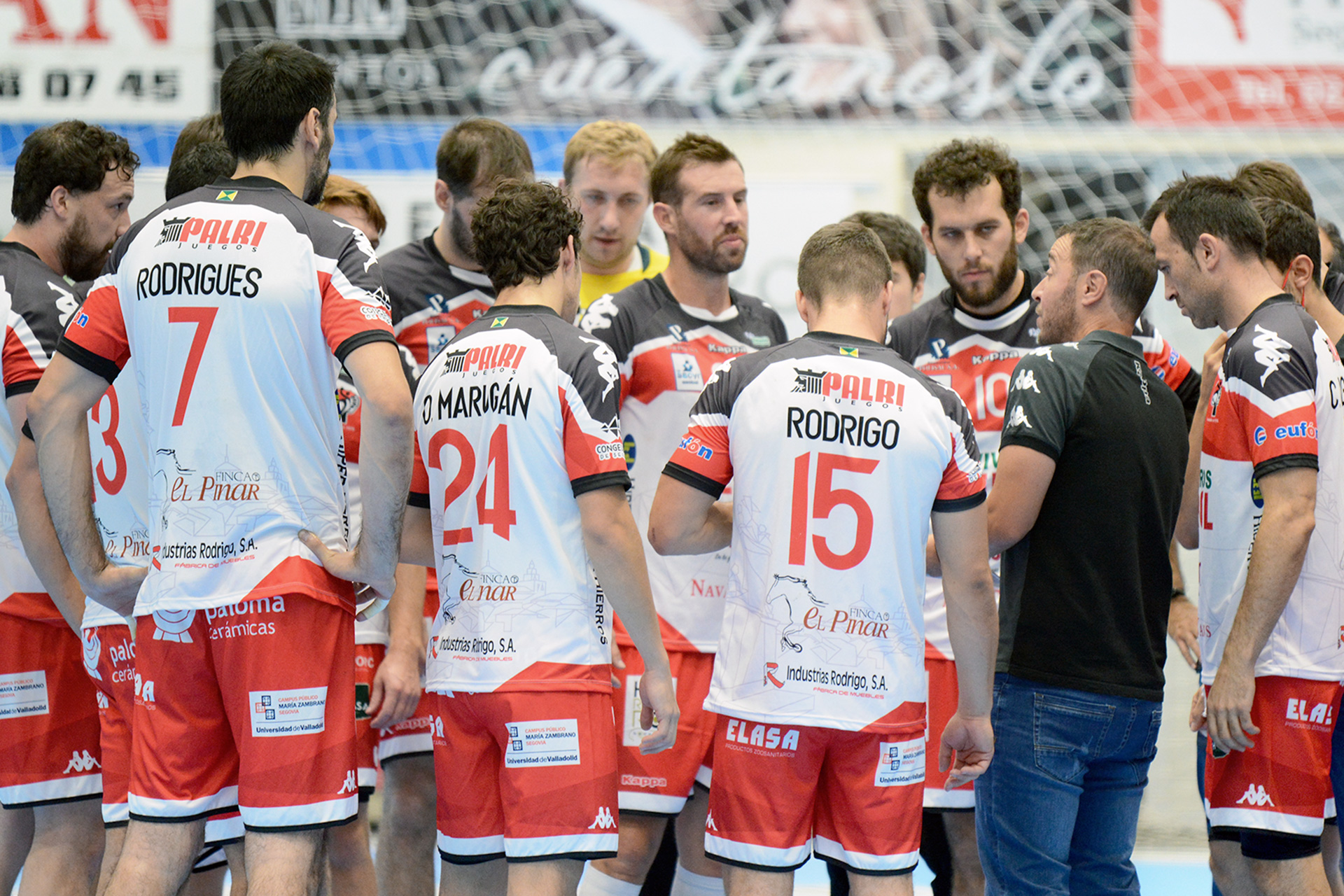Los jugadores del Viveros Herol Nava, durante un tiempo muerto en el partido ante Guadalajara. / A. MARUGÁN