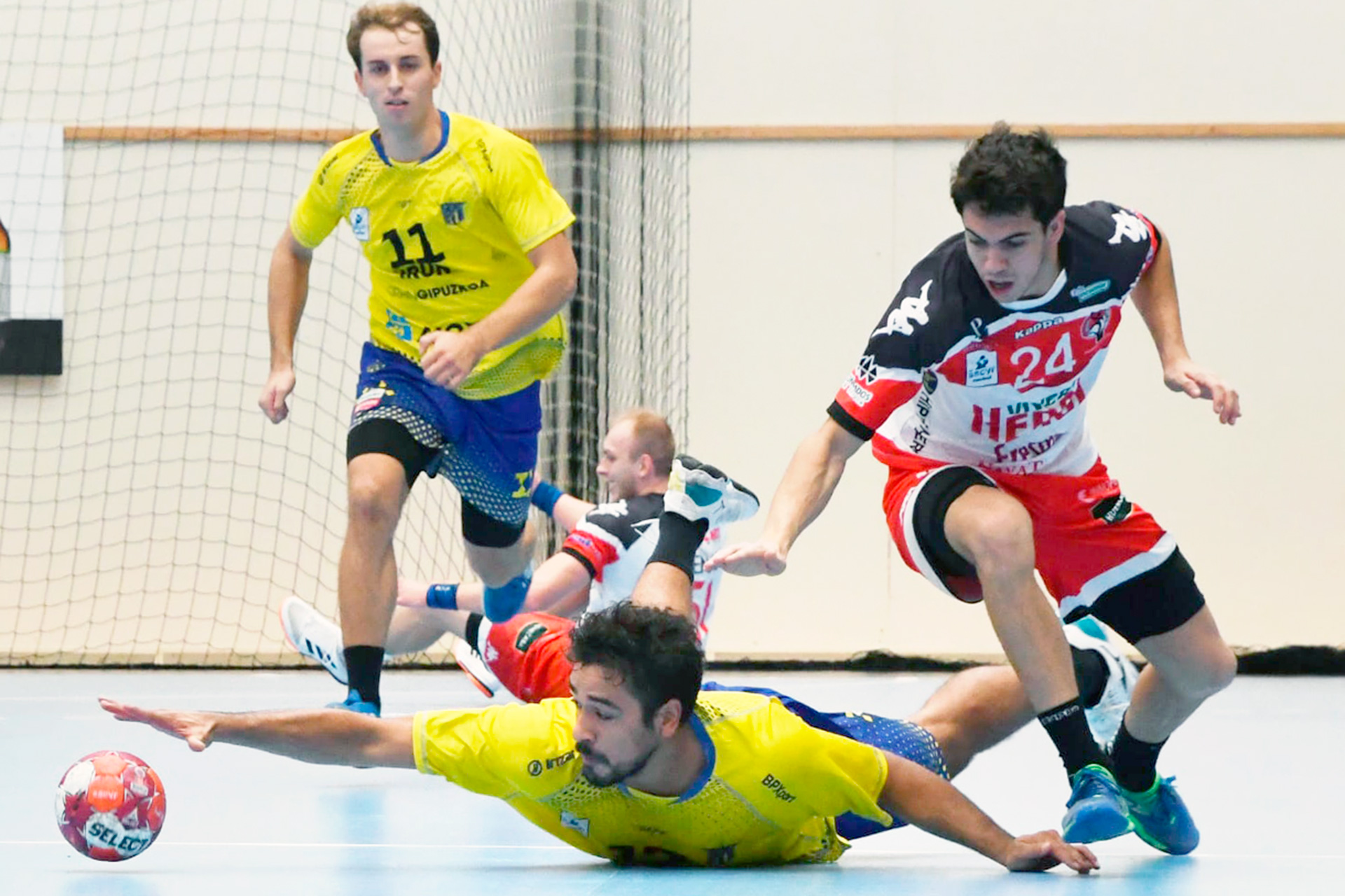 Óscar Marugán no llega a coger la bola hacia la que se lanza el chileno Rodrigo Rosales./ BIDASOA