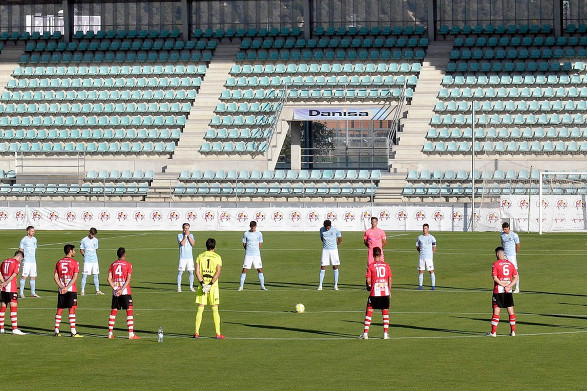Los jugadores de Zamora y Gimnástica Segoviana, en el campo de La Nueva Balastera de Palencia. / JUAN MARTÍN - LA GIMNÁSTICA