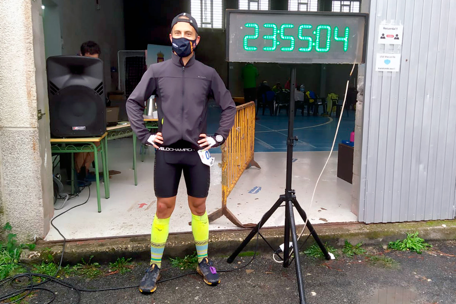 Luis de Andrés, al finalizar la carrera disputada en Castro Caldelas, posa con el tiempo empleado en hacer las 24 vueltas al circuito./ E.A.