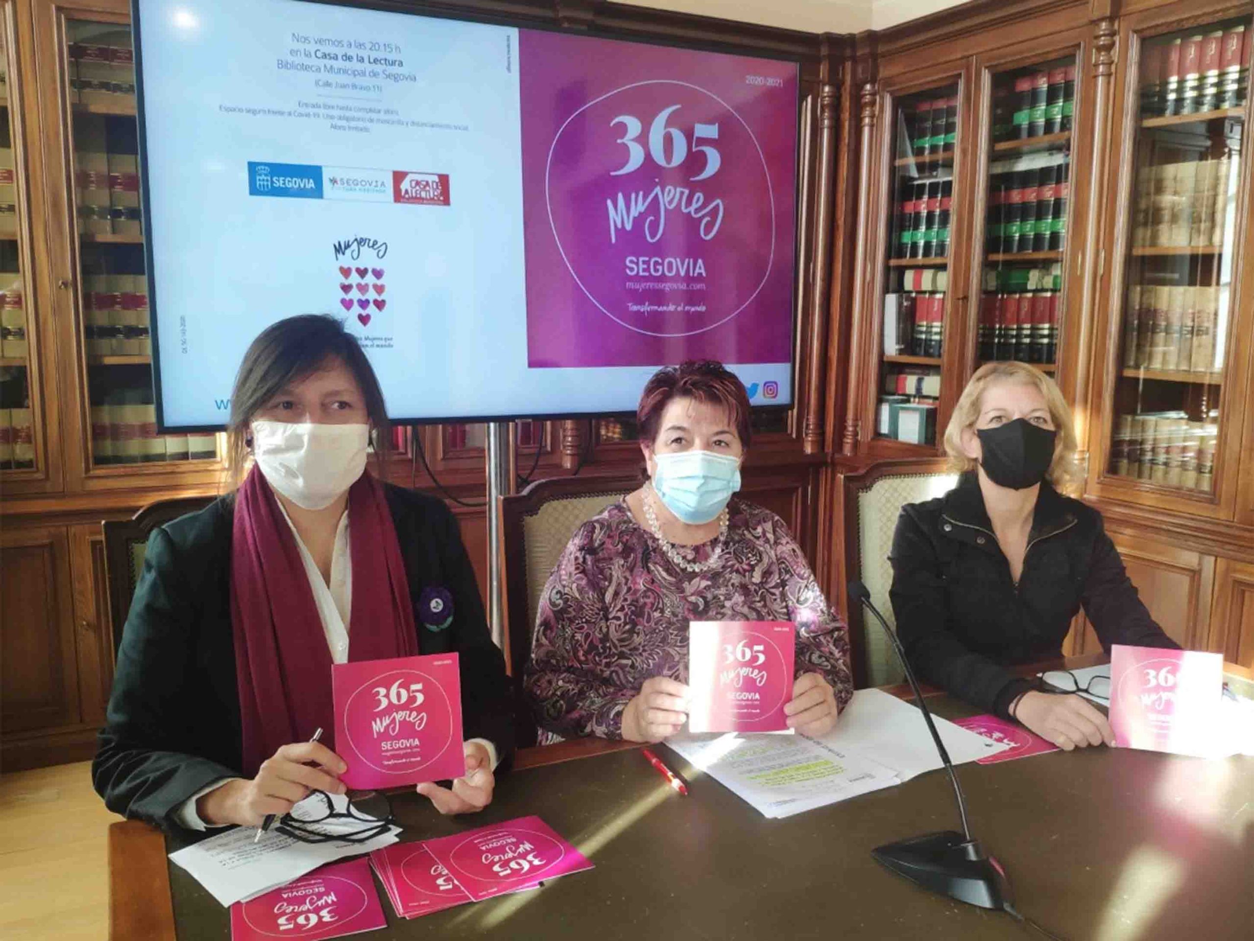 La concejala de Cultura, Gina Aguiar; la alcaldesa, Clara Luquero; y la coordinada del ciclo Beatriz Bergamín. / EL ADELANTADO