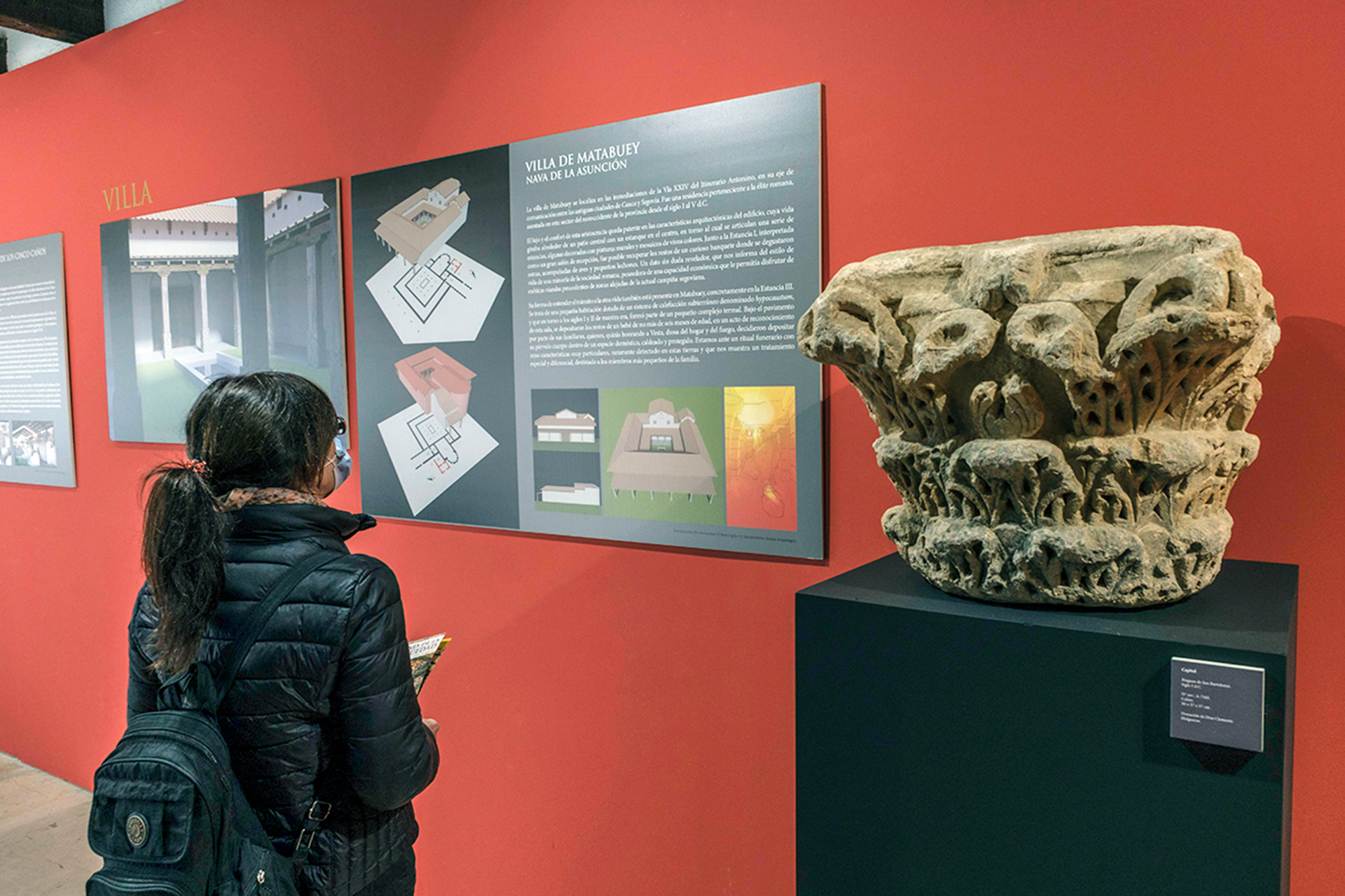 La exposición también muestra piezas arqueológicas y arquitectónicas de la época. / KAMARERO