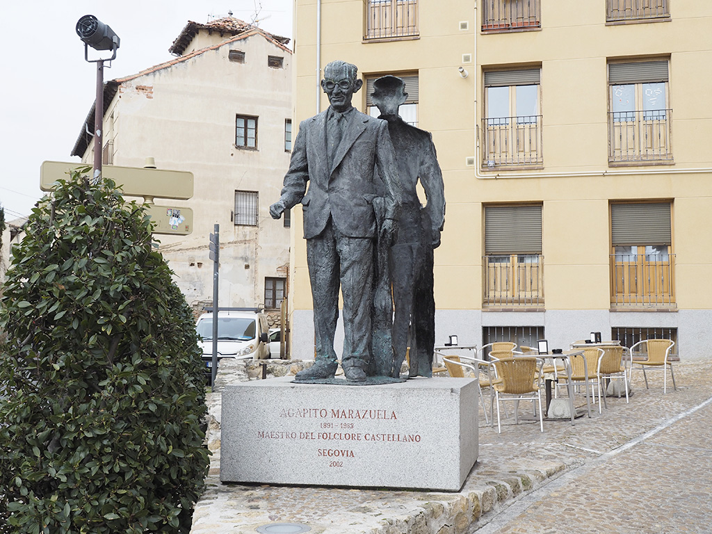 Estatua de Agapito Marazuela, en la Plaza del Socorro de Segovia. /KAMARERO