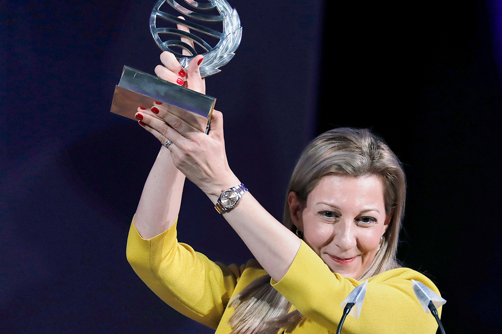 La escritora vitoriana Eva García Sáenz de Urturi muestra el Premio Planeta. / E.A