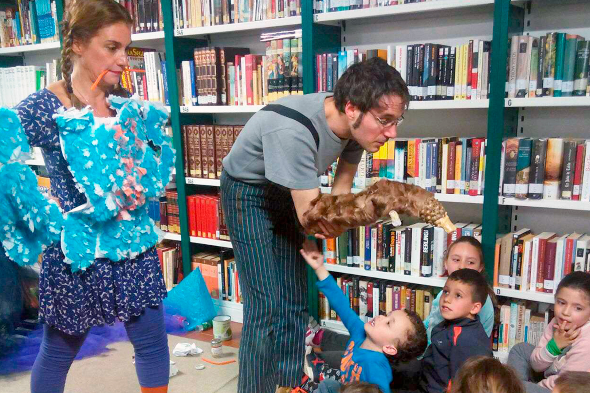 La compañía segoviana Saltatium, representando una obra dirigida al público infantil en Fuentepelayo. /E.A.