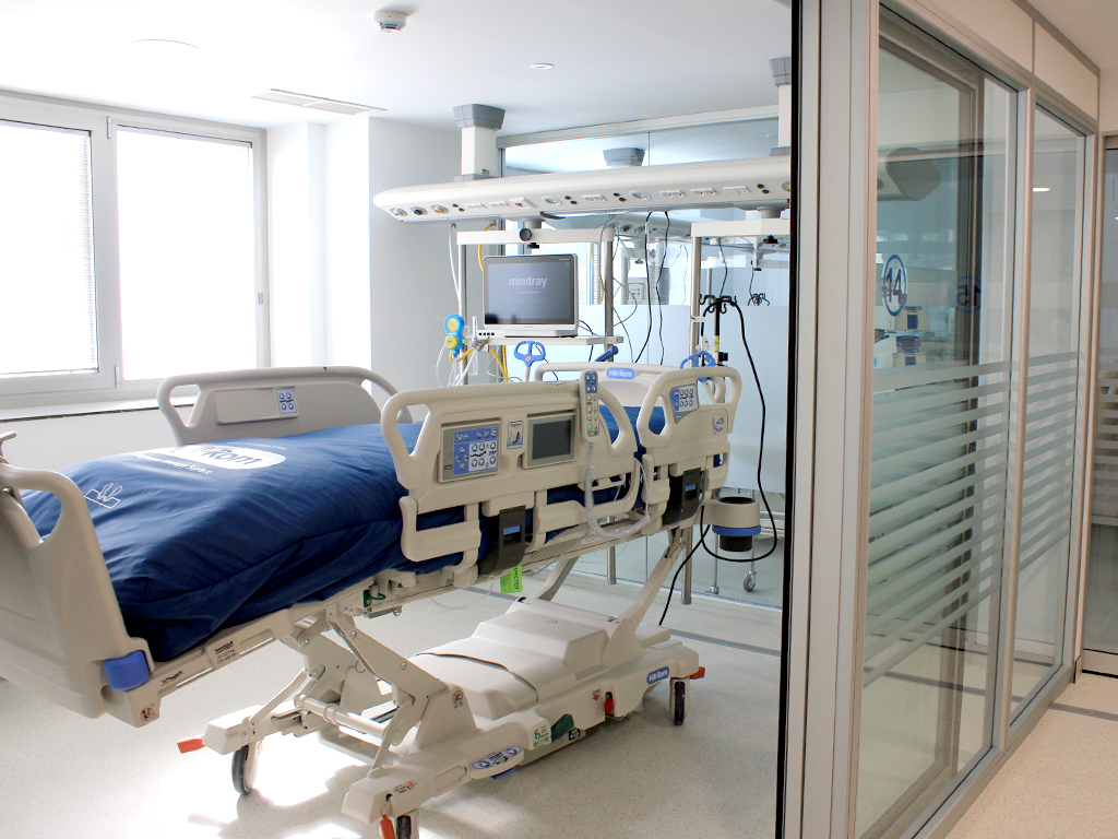 Camas adaptadas para pacientes que
requieren cuidados intensivos en el Hospital General de Segovia. / KAMARERO