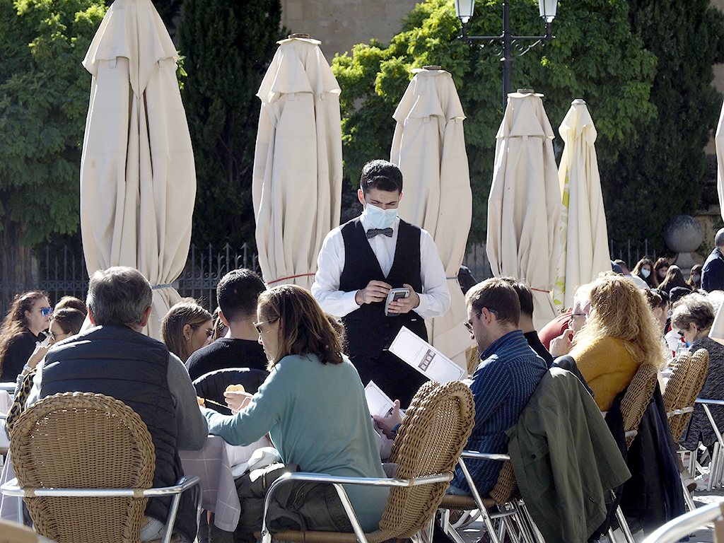 El puente del Pilar “cumple las expectativas” del sector hostelero 1 Terrazas del centro de Segovia durante el puente del Pilar. / KAMARERO
